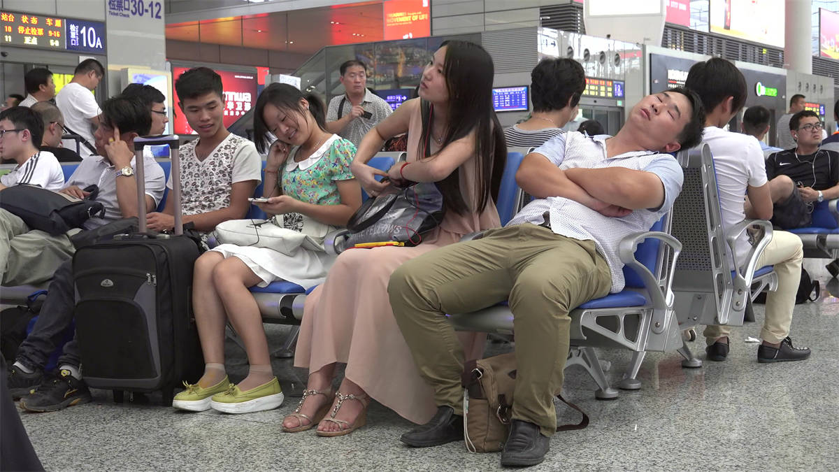 图片[2]-漂亮女孩就算坐姿再低调，在一群普通旅客中还是太醒目了-日更街拍