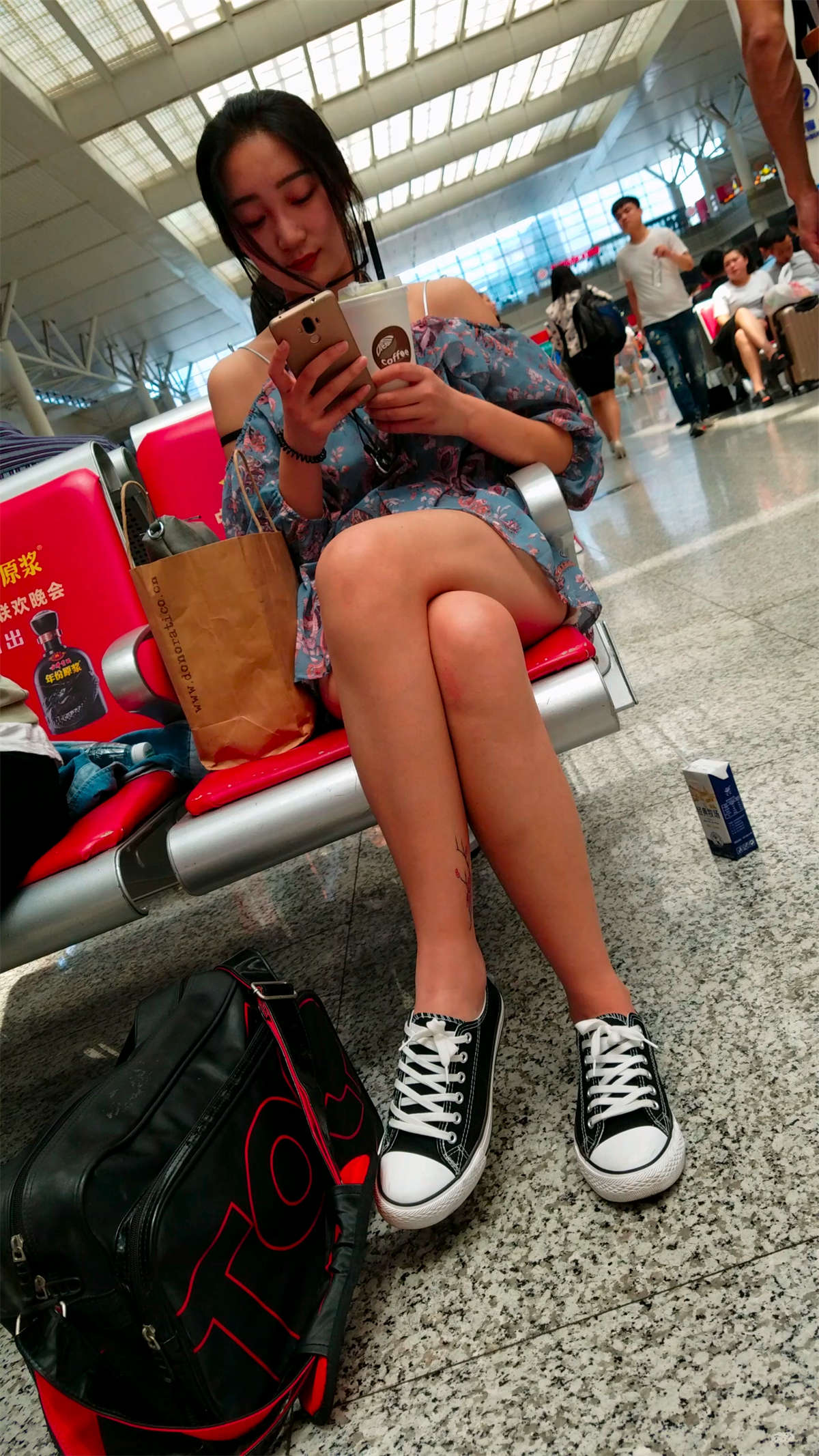 火车站候车的花连衣短裙极品白腿妹子-日更街拍