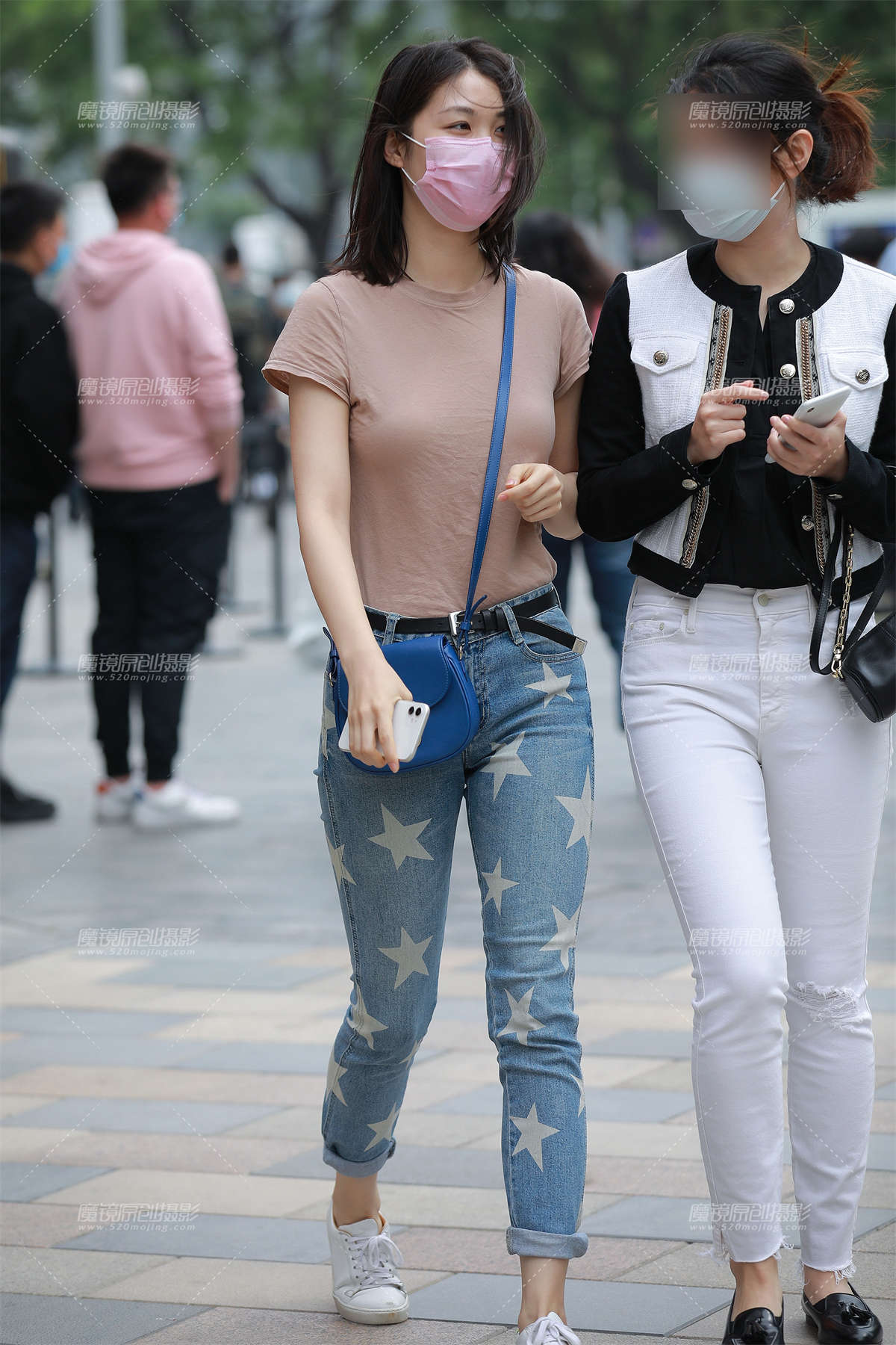 紧身牛仔裤闺蜜-日更街拍