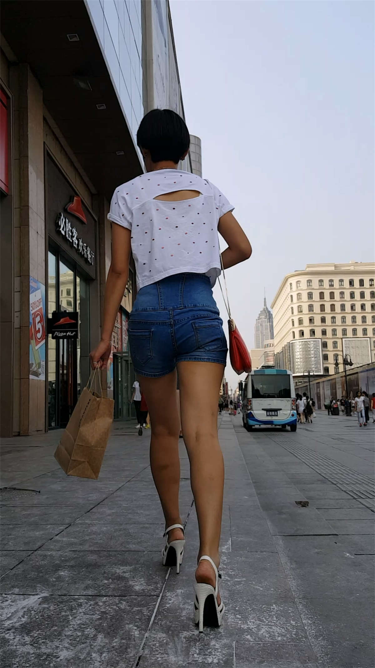 图片[2]-蓝色牛仔紧绷短裤白色高跟长腿美眉-日更街拍