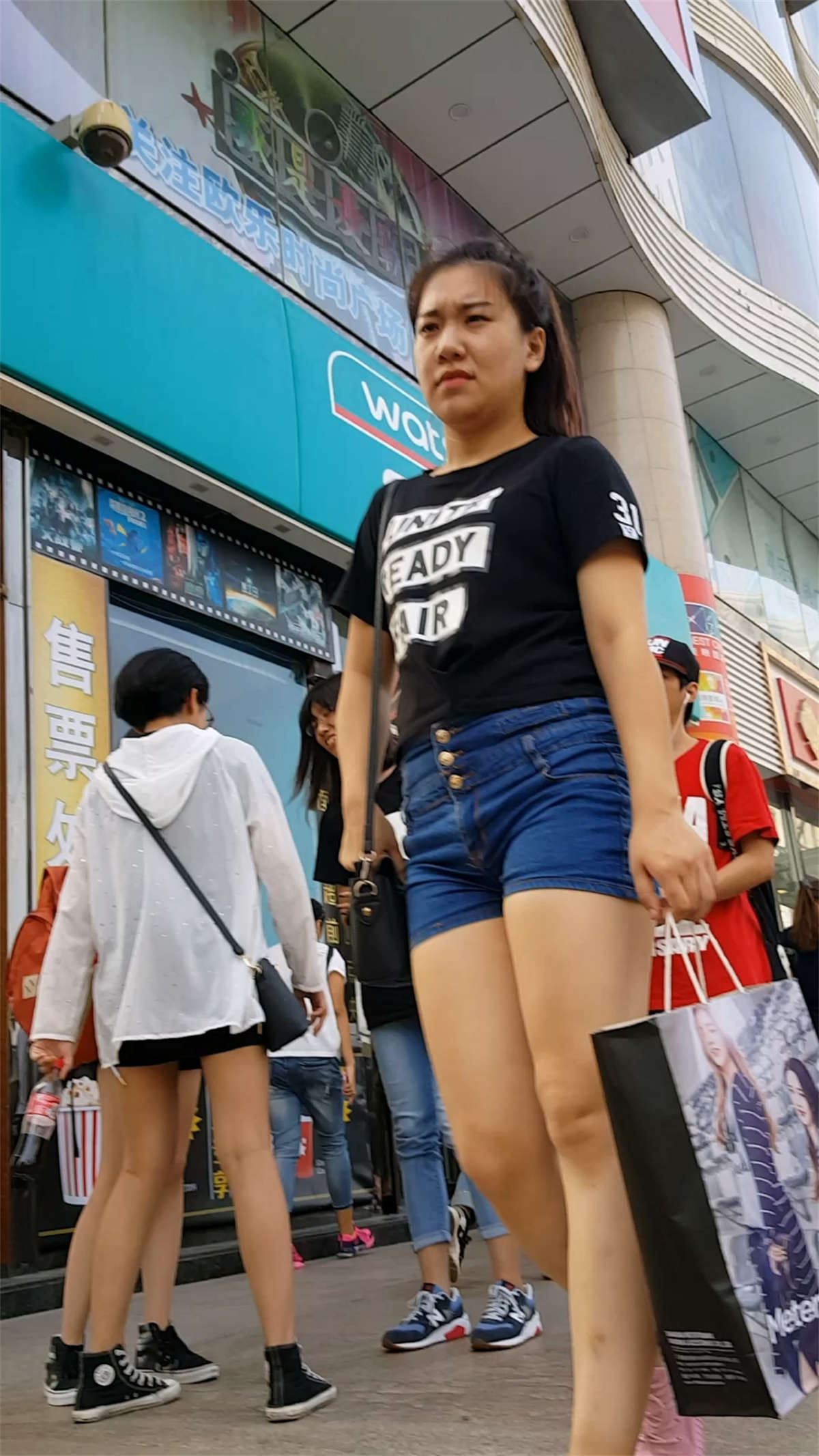 蓝色牛仔紧绷短裤白色高跟长腿美眉-日更街拍