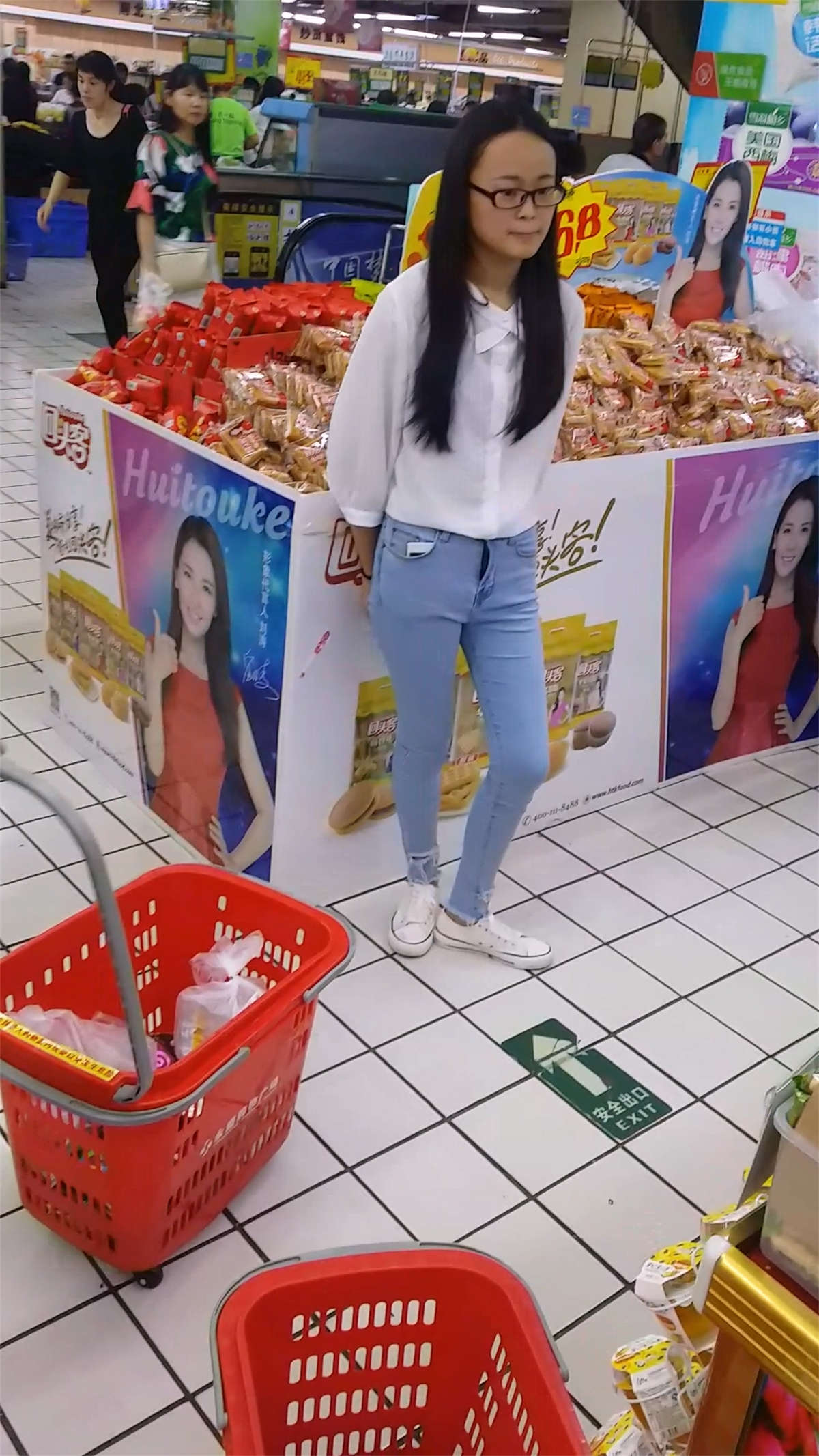 图片[2]-紧身蓝牛白衬衫美眉逛超市-日更街拍