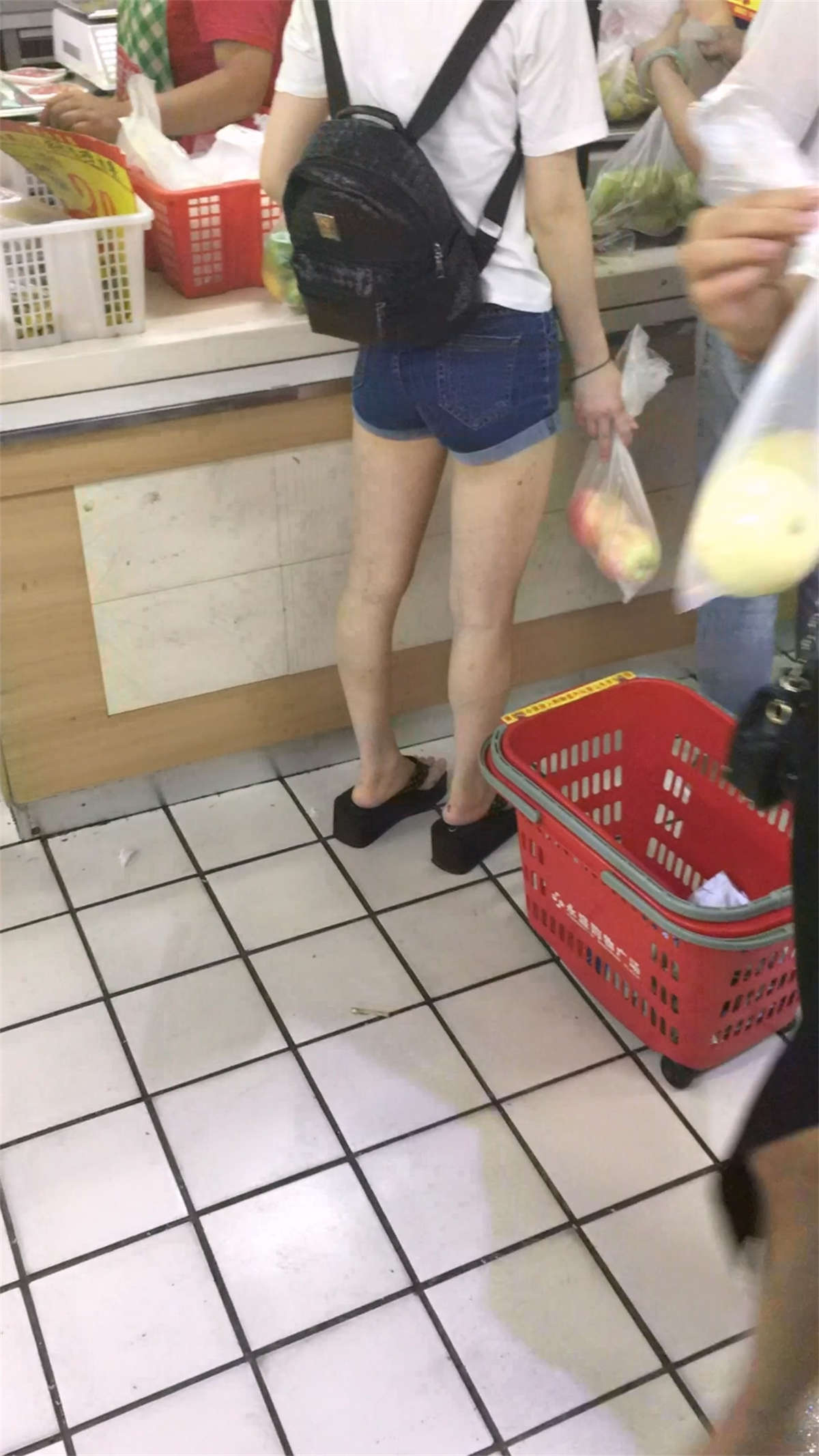 黑色松糕鞋热裤小美女逛超市-日更街拍