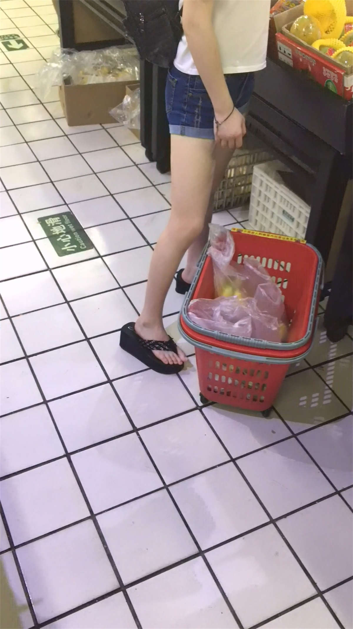 图片[2]-黑色松糕鞋热裤小美女逛超市-日更街拍