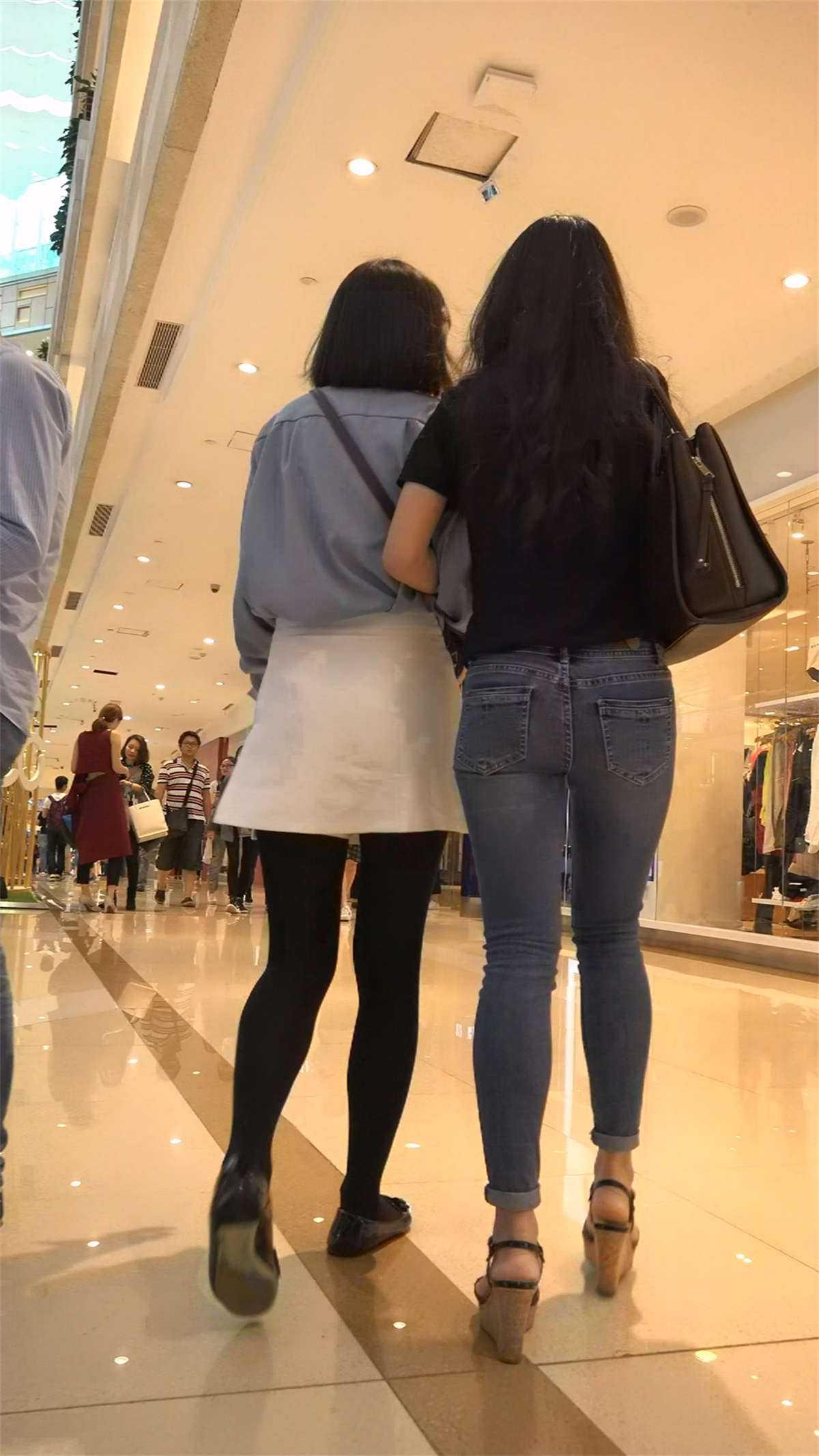 图片[2]-超紧身蓝牛黑T恤极品美女美臀-日更街拍