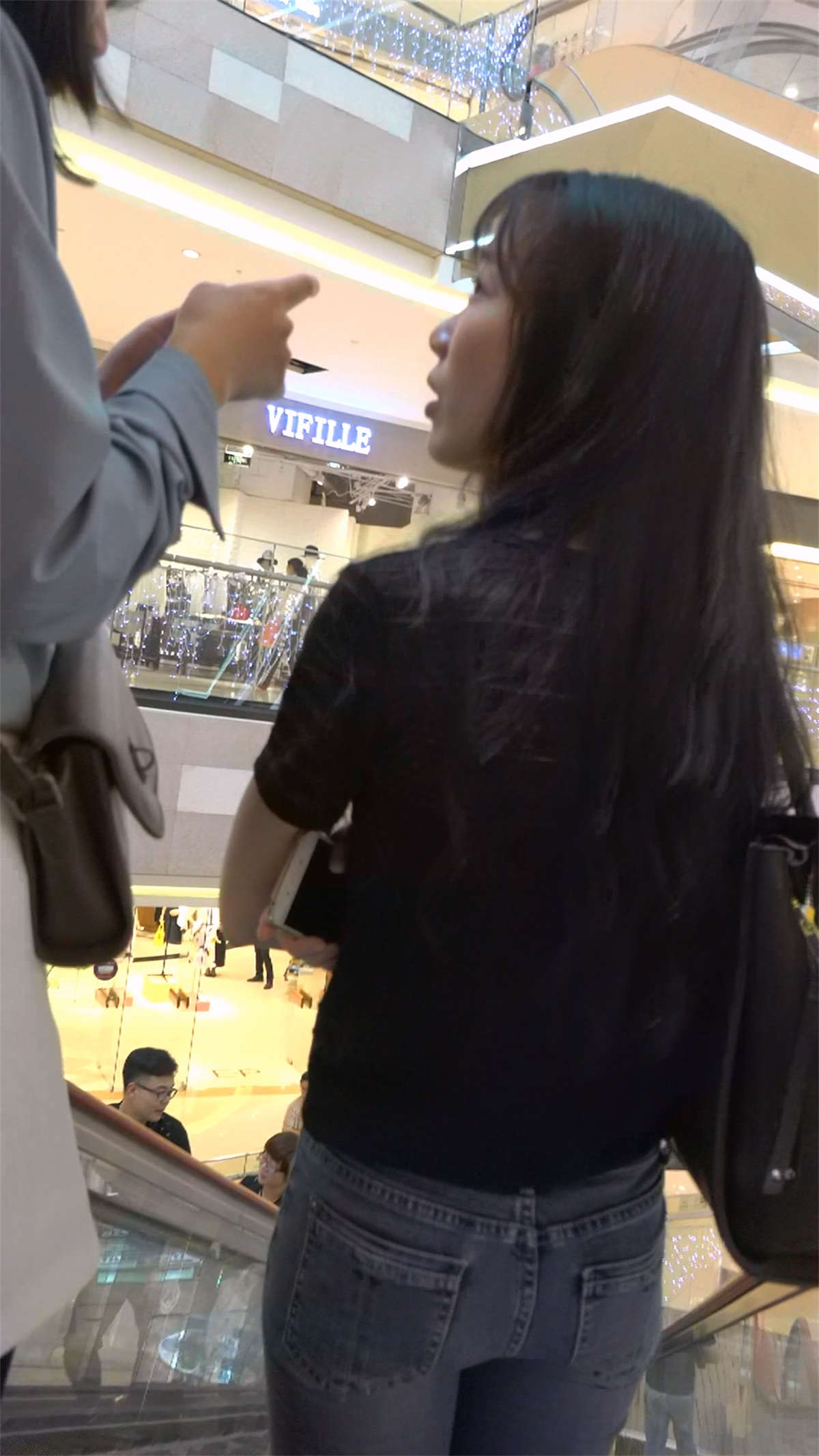 超紧身蓝牛黑T恤极品美女美臀-日更街拍