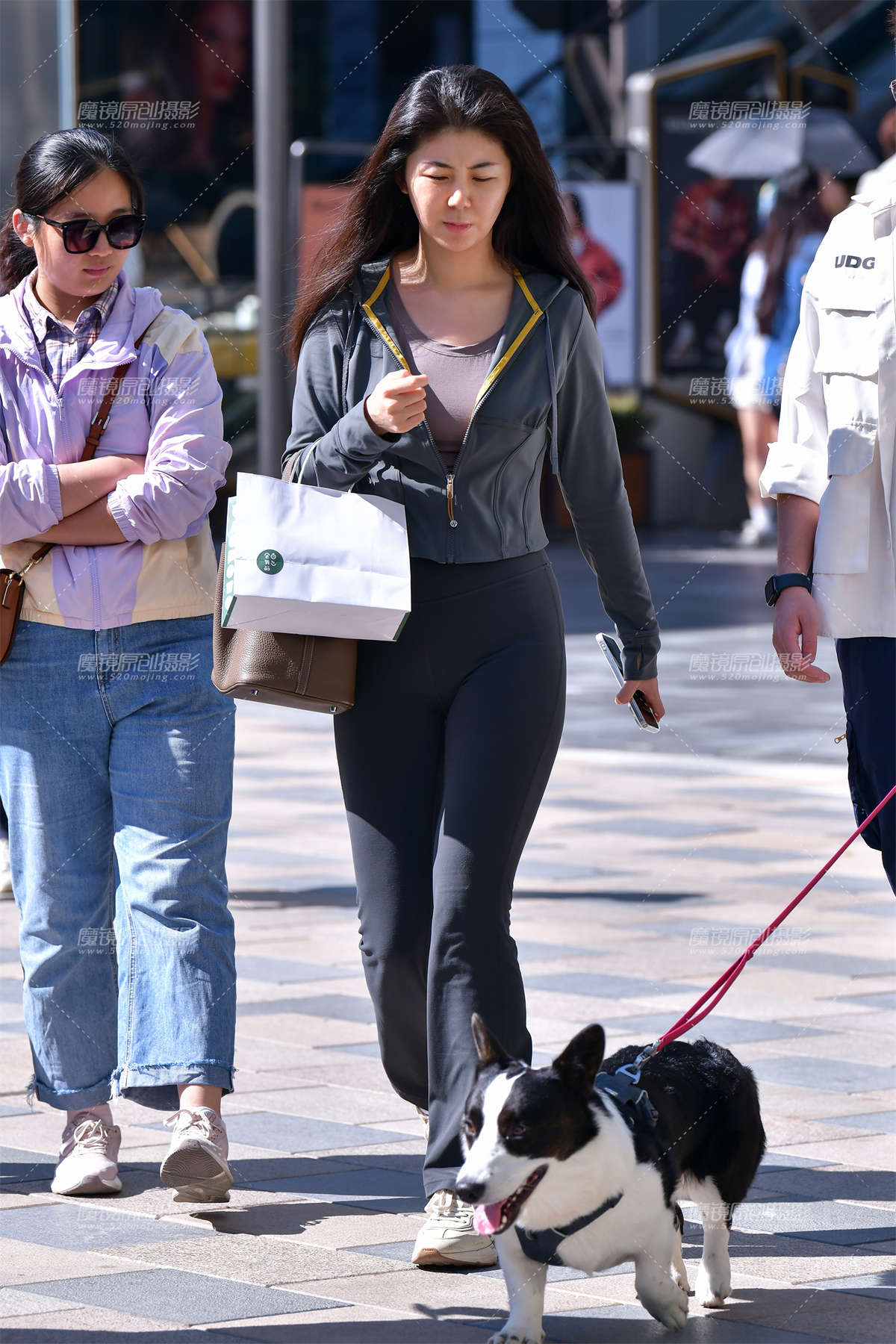 ★长发紧身裤美女-日更街拍