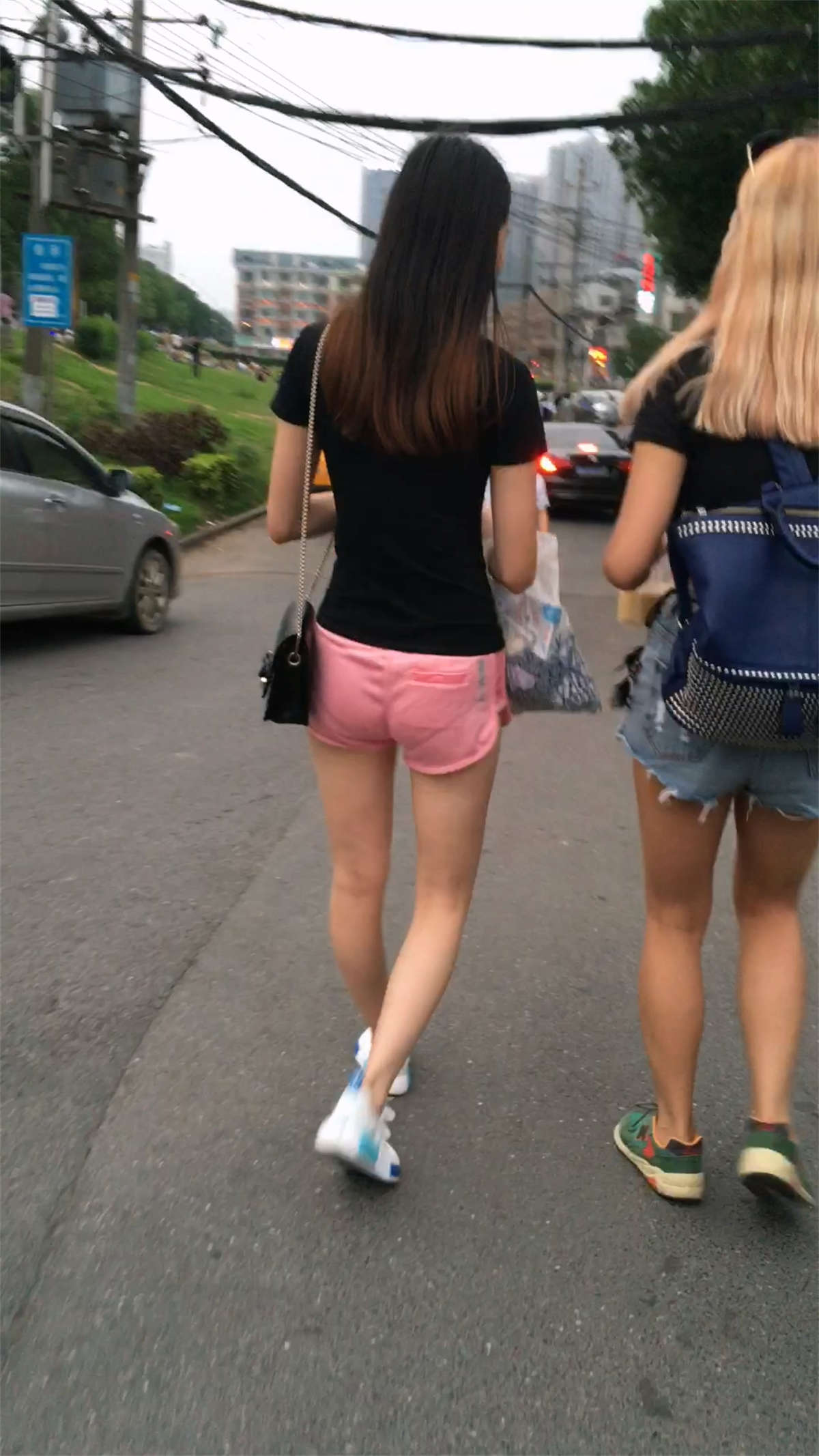 粉色短裤和牛仔短裤性感美女-日更街拍