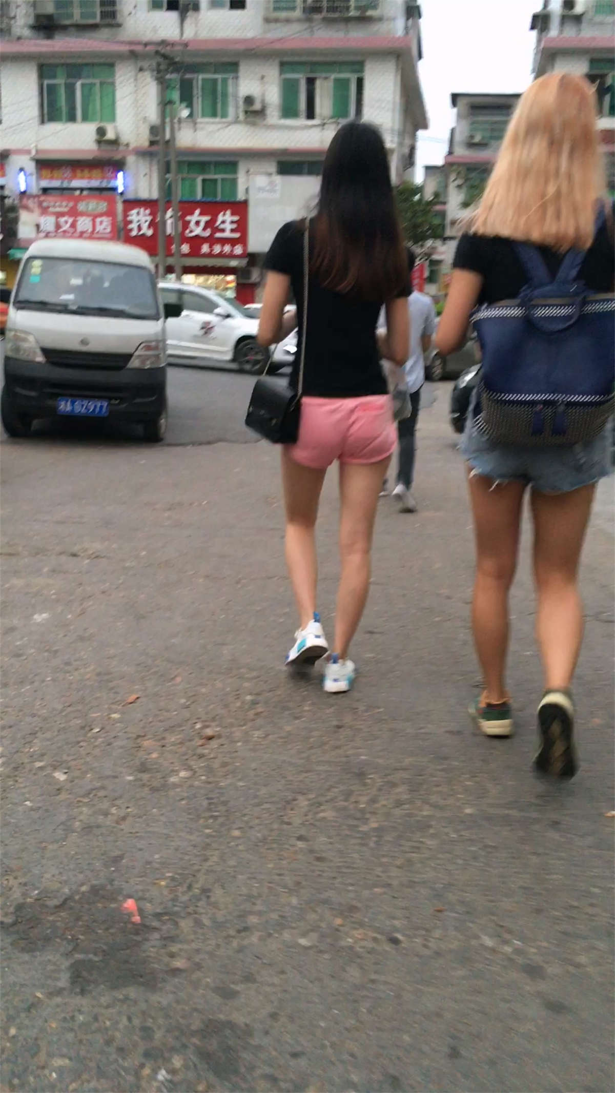 图片[2]-粉色短裤和牛仔短裤性感美女-日更街拍