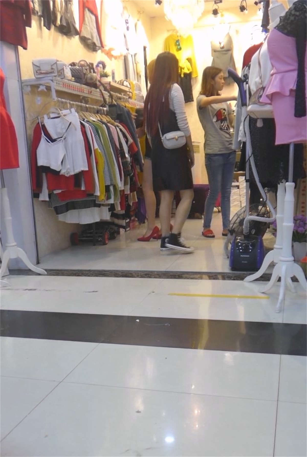 跟拍极品性感红高跟长腿美女-日更街拍