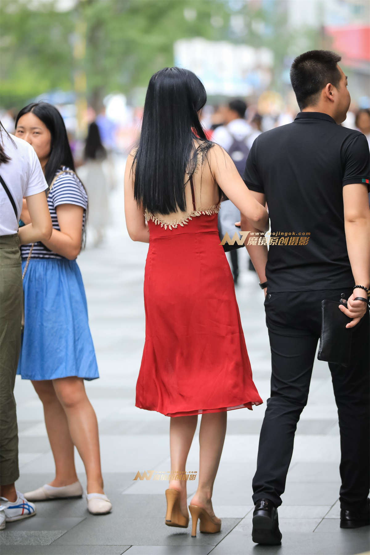 图片[2]-【凯恩赛帖】低胸养眼长裙 凸显性感女人味!-日更街拍