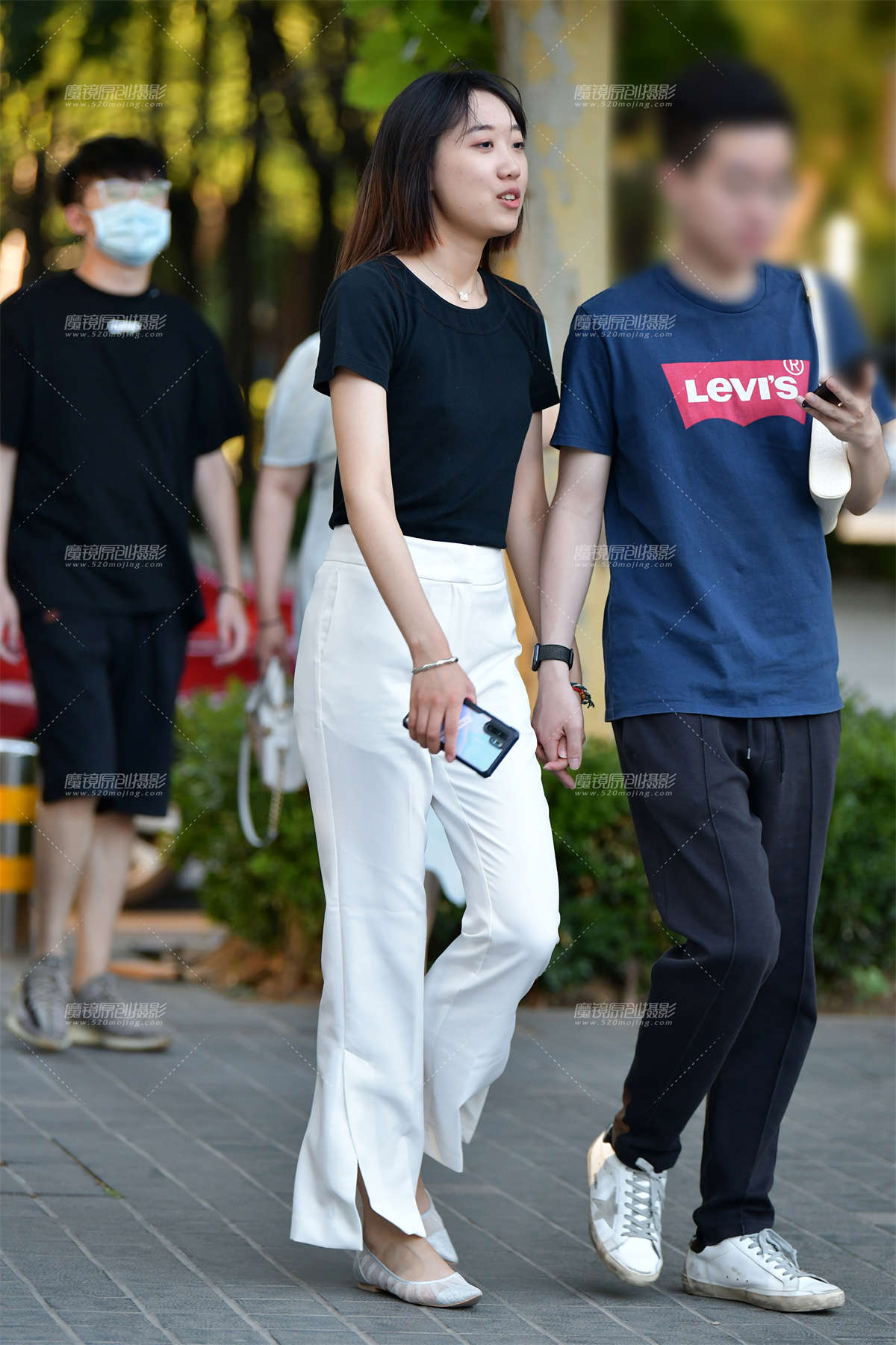 ★开朗白裤美女-日更街拍