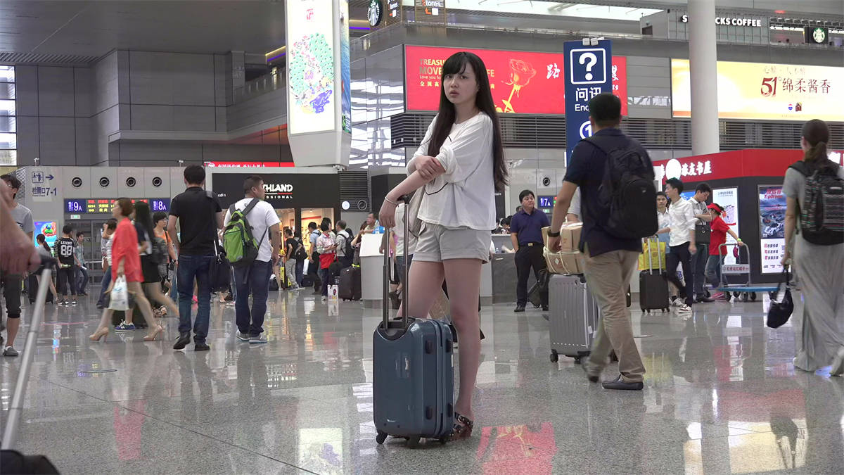 图片[2]-姑娘腿长，就喜欢一直任性地站着-日更街拍