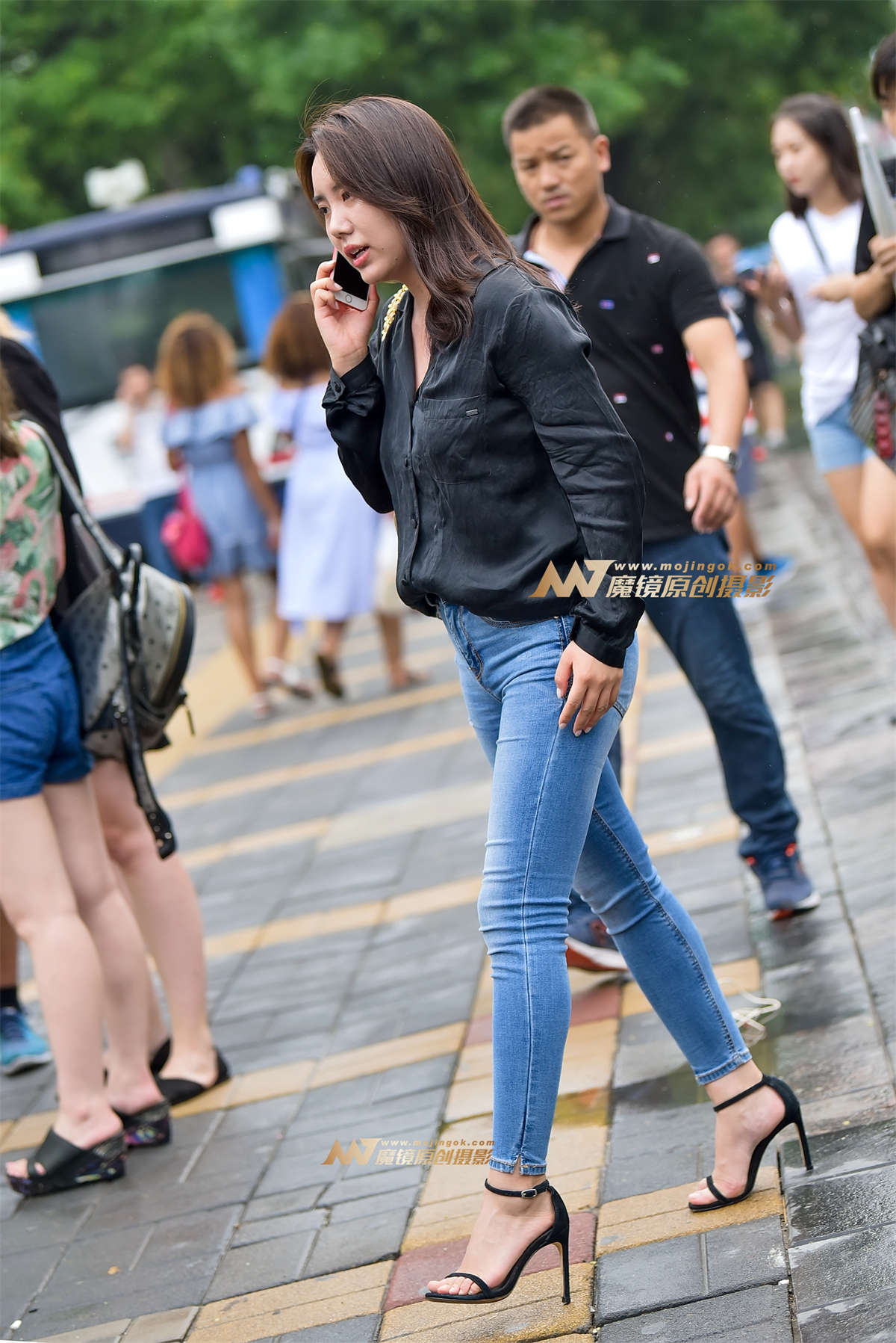 雨后紧身牛仔女-日更街拍