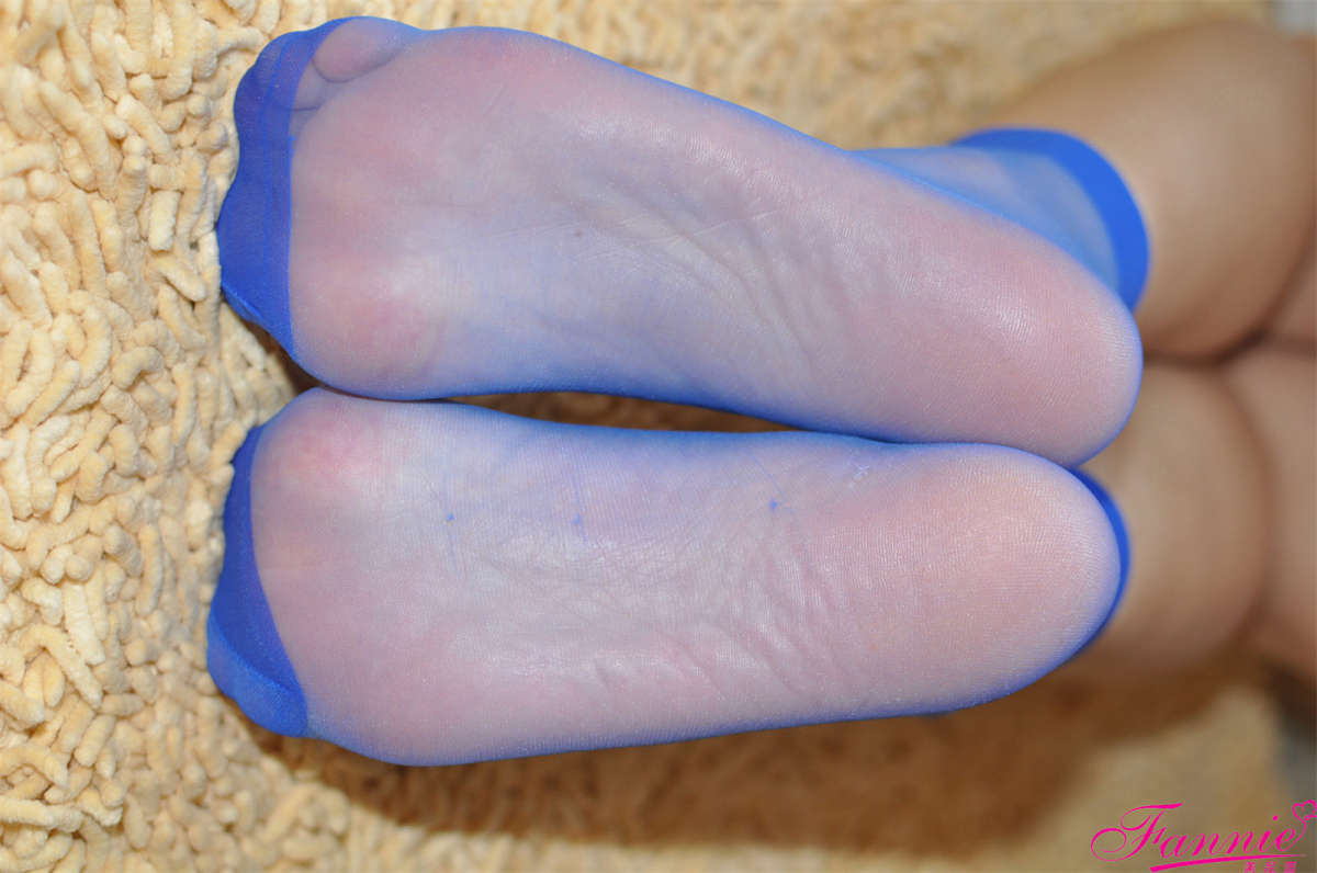 图片[2]-Fannie芬妮美足园NO.340 夏日柔情（宝蓝色短丝）-日更街拍