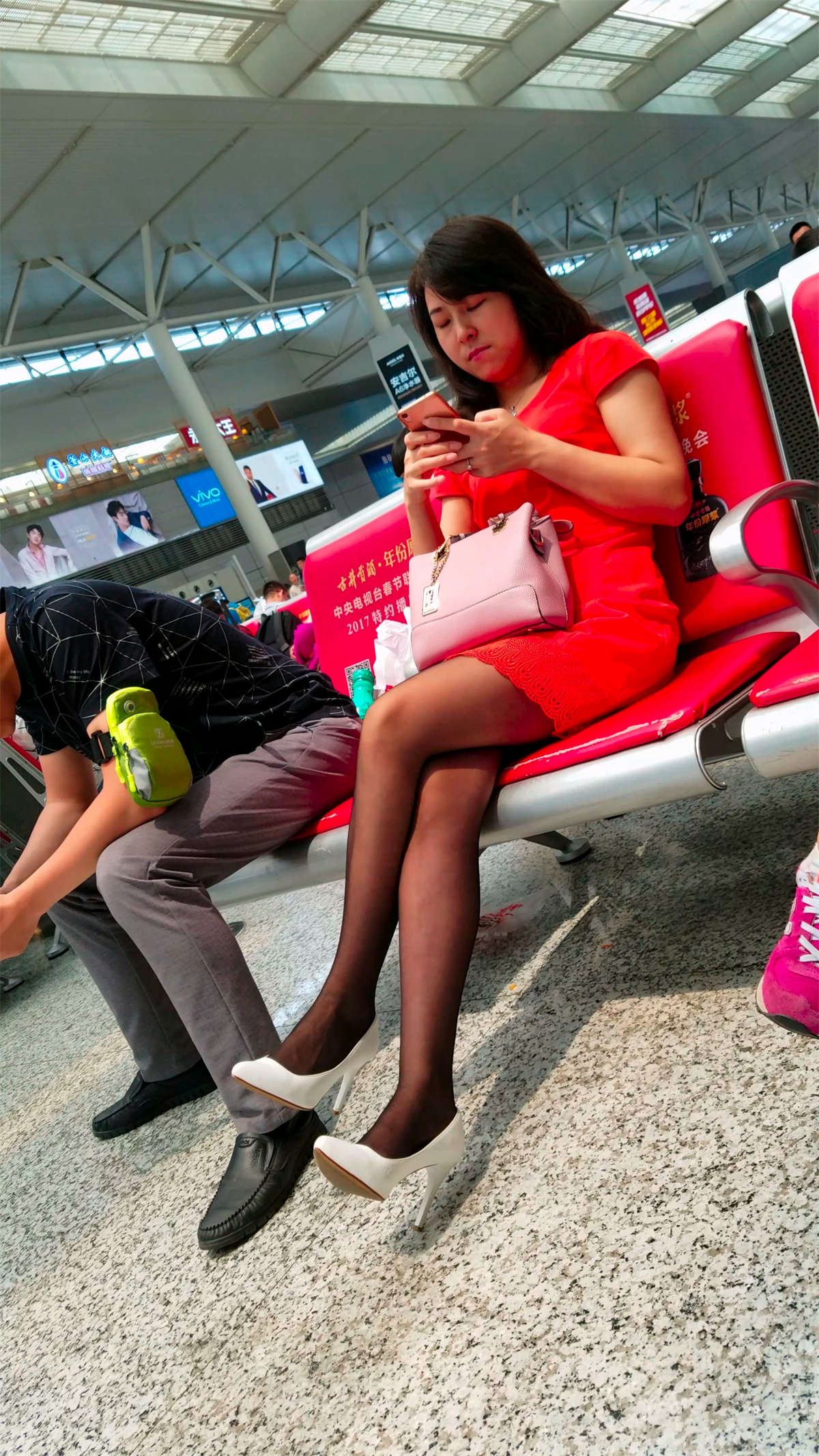 图片[2]-橙色连衣包臀短裙白色高跟黑色丝袜性感长腿美妇-日更街拍