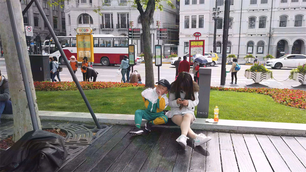 图片[2]-只顾着低头玩手机的少妇-日更街拍