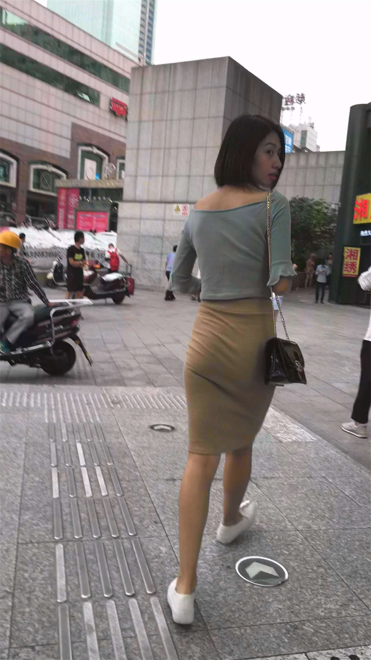 地铁跟拍紧身包臀长裙高挑身材美眉-日更街拍
