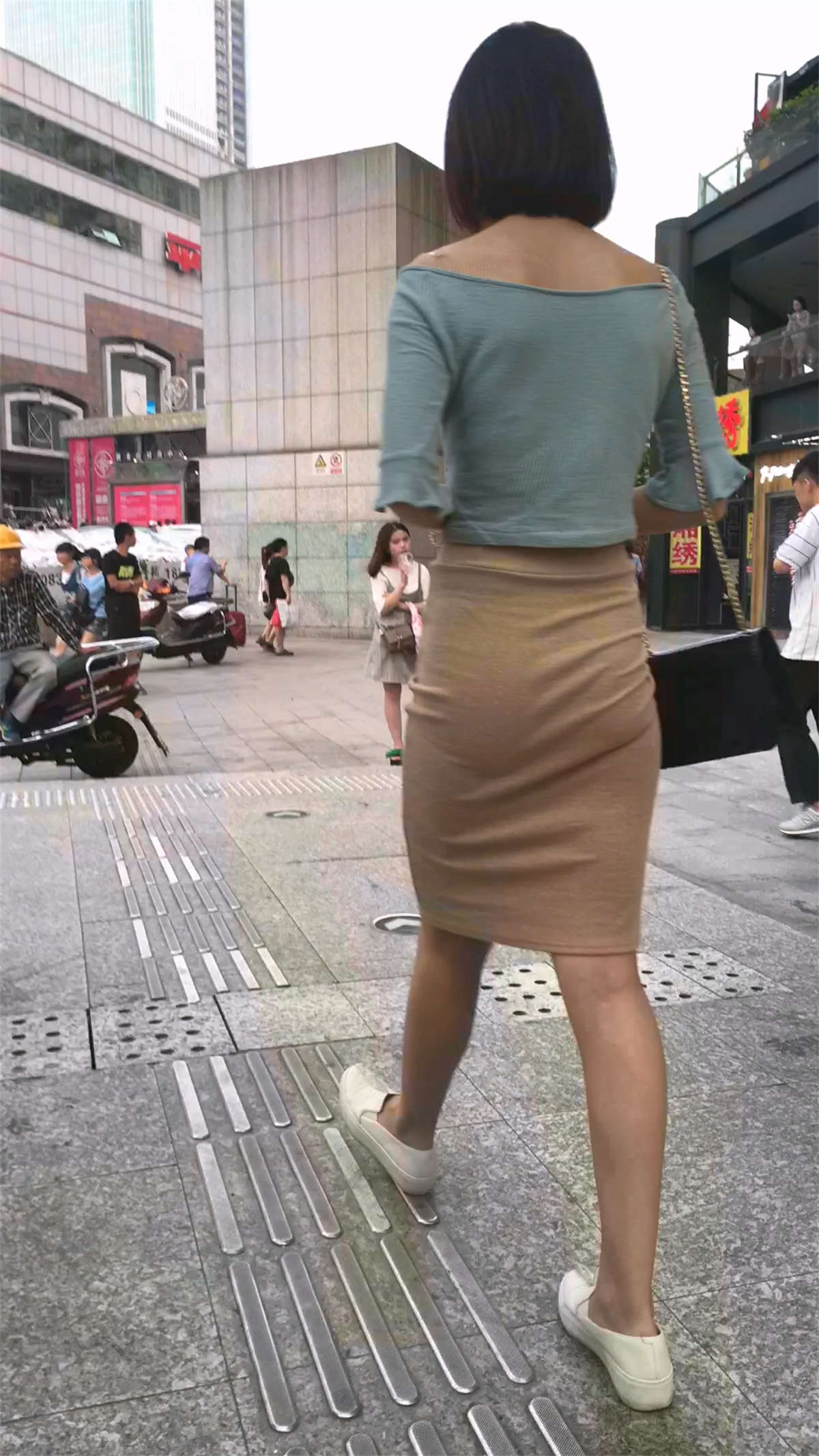 图片[2]-地铁跟拍紧身包臀长裙高挑身材美眉-日更街拍