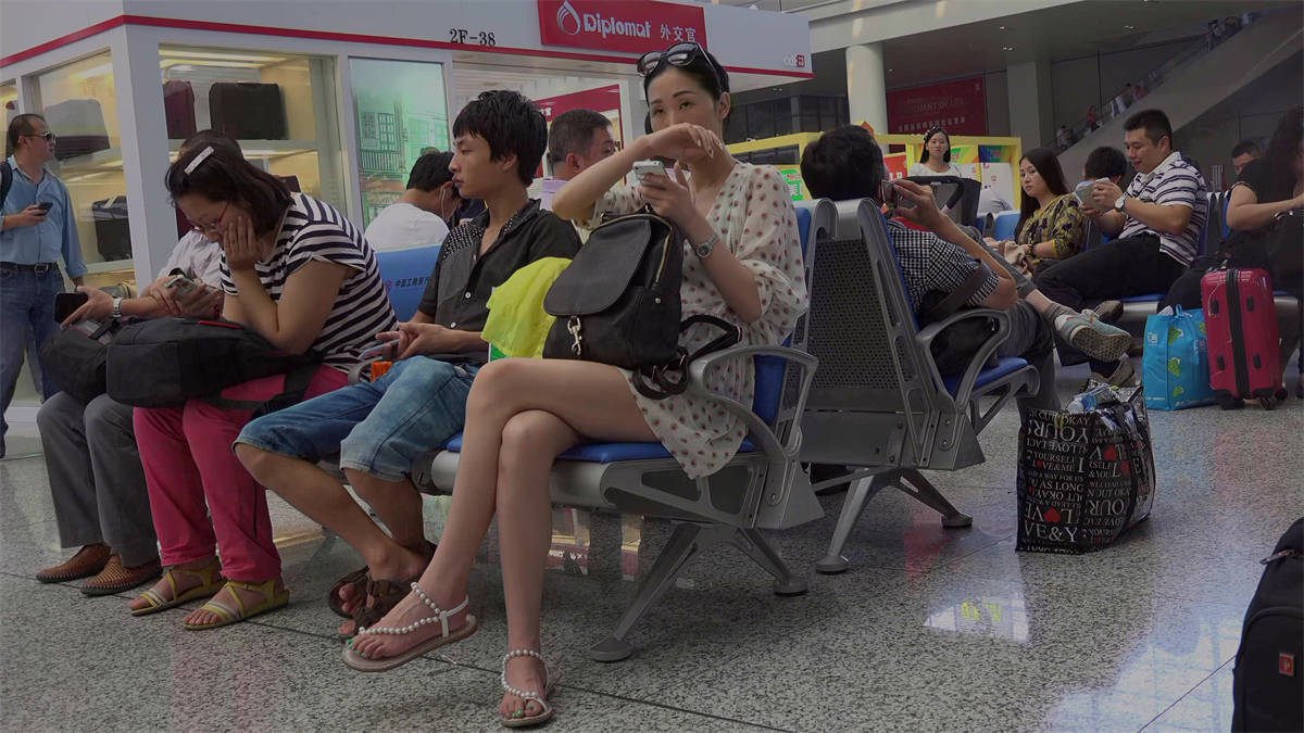 总有不安分的妹子喜欢把脚底偷偷露出来-日更街拍