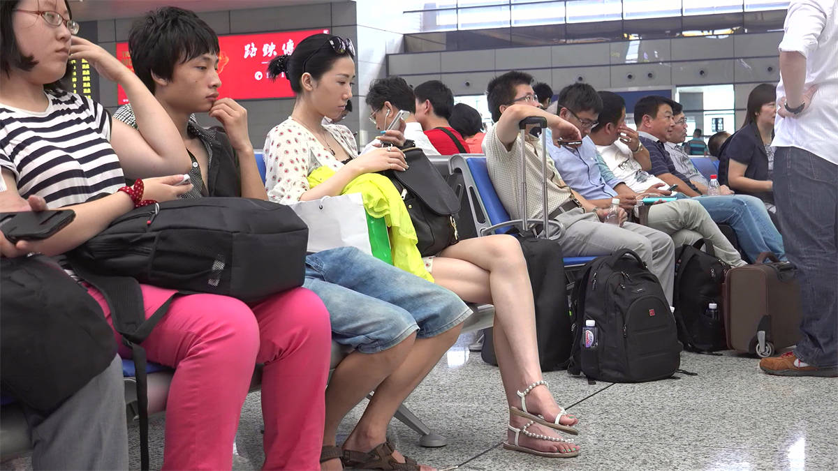 图片[2]-总有不安分的妹子喜欢把脚底偷偷露出来-日更街拍