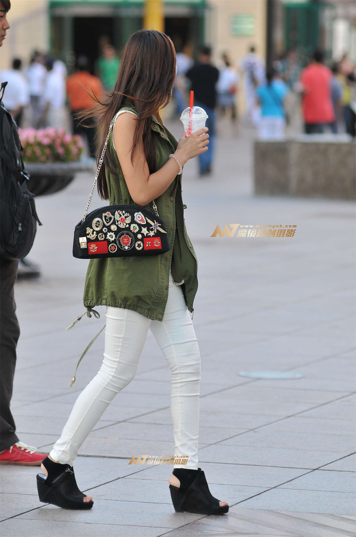 图片[2]-白色紧身裤 气质型美女-日更街拍