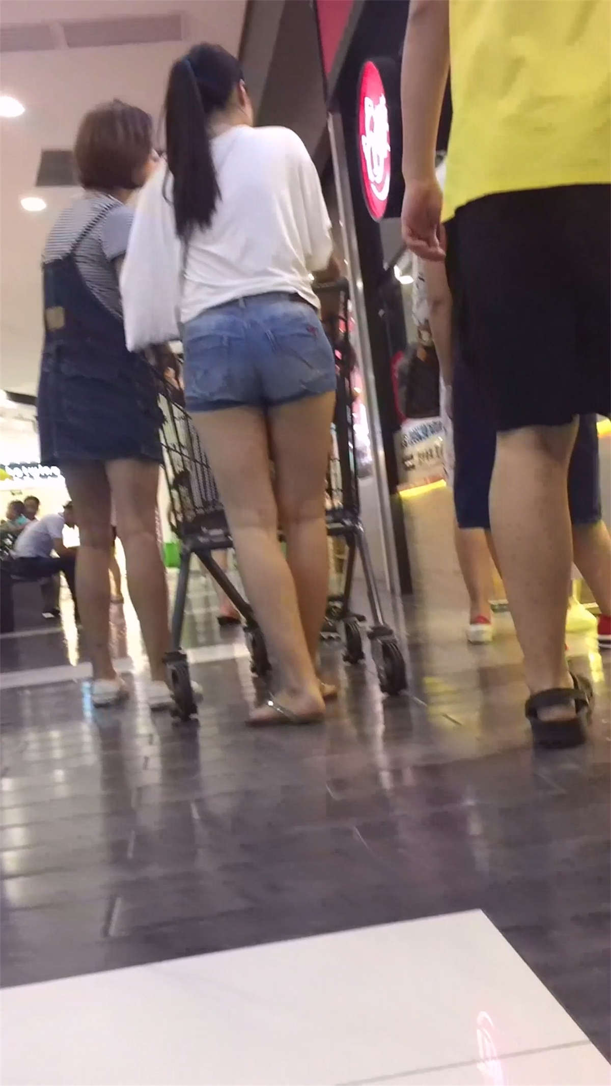 白T恤牛仔热裤丰臀美臀少妇-日更街拍