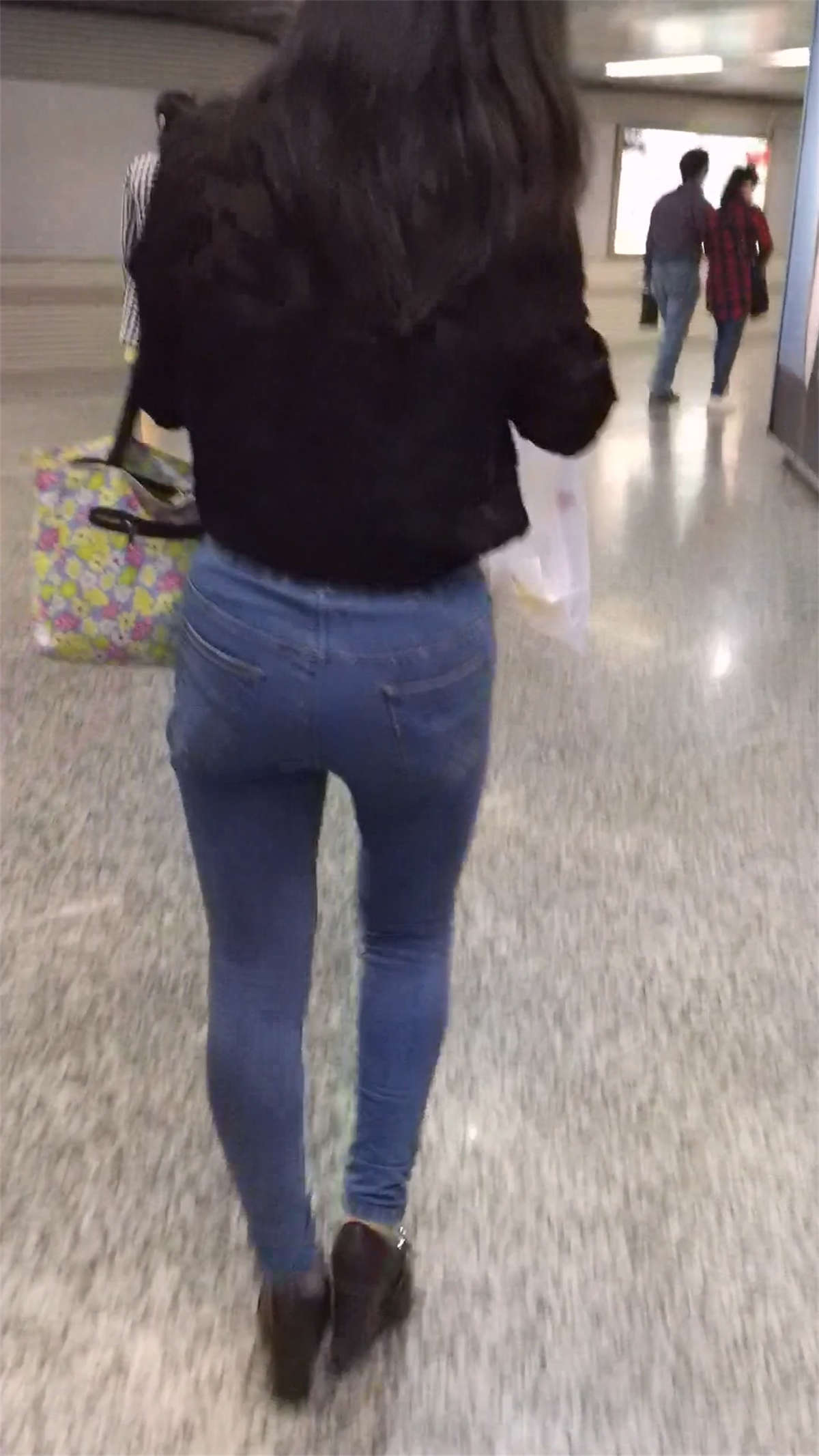 图片[2]-紧身蓝色牛仔裤圆臀美眉-日更街拍