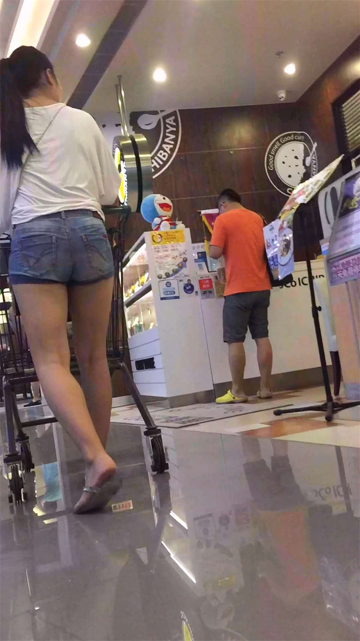 图片[2]-白T恤牛仔热裤丰臀美臀少妇-日更街拍