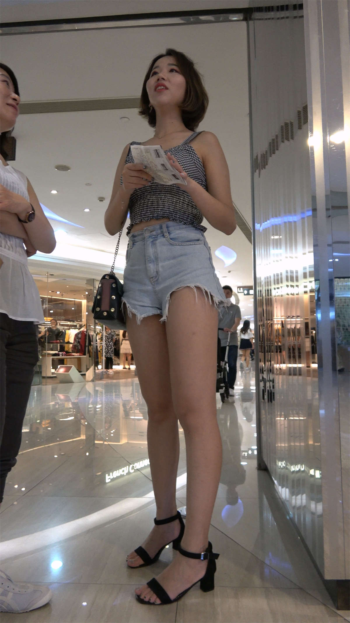 图片[2]-高腰热裤吊带衫短发美女-日更街拍