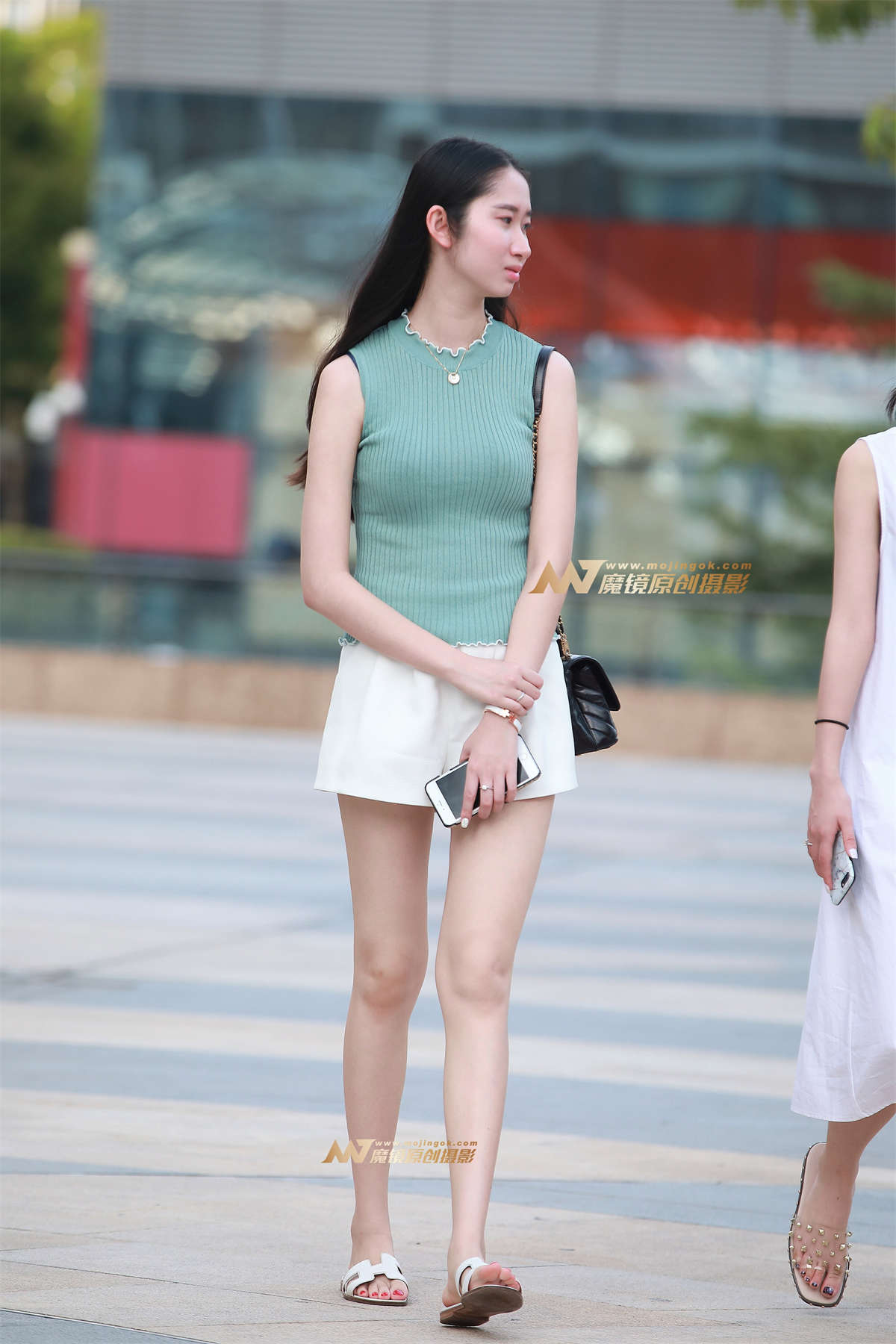 羞涩的长腿女孩-日更街拍