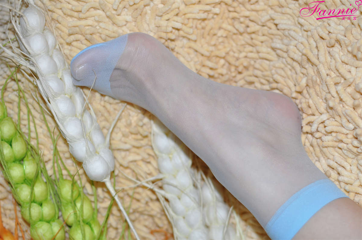 Fannie芬妮美足园NO.341 夏日柔情（淡蓝色短丝）-日更街拍