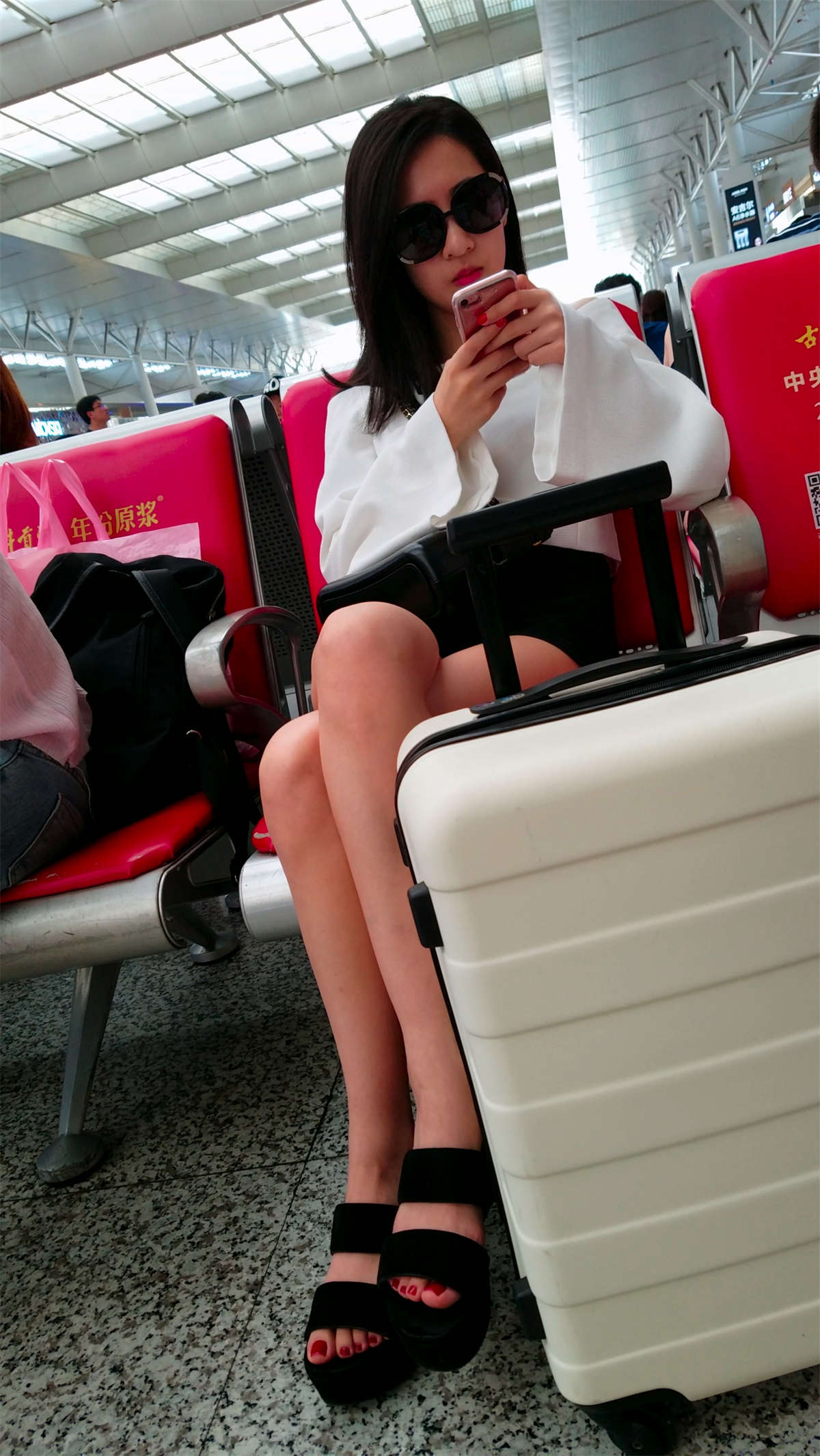 火车站跟拍黑色牛仔热裤极品白腿长发墨镜美女-日更街拍