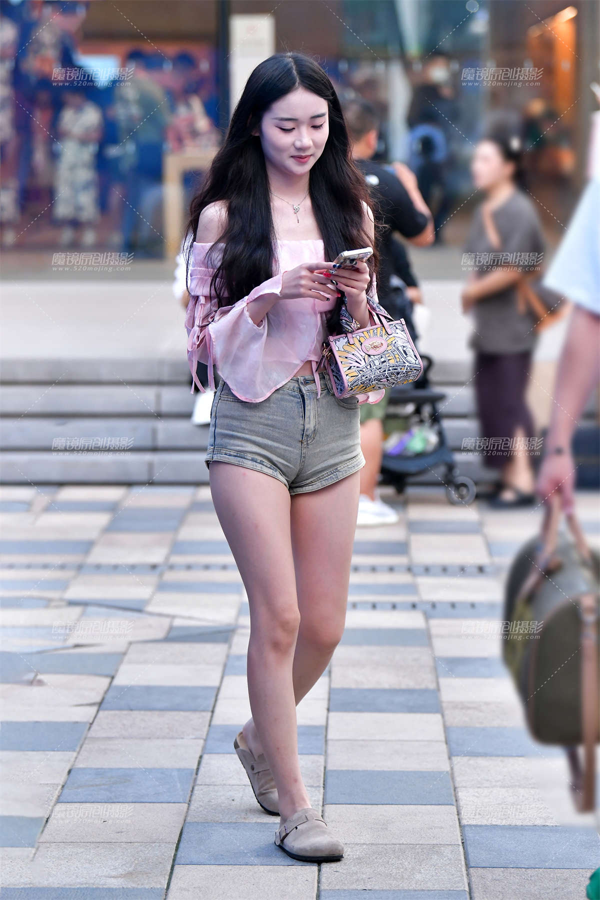 ★白皙牛仔热裤美女-日更街拍