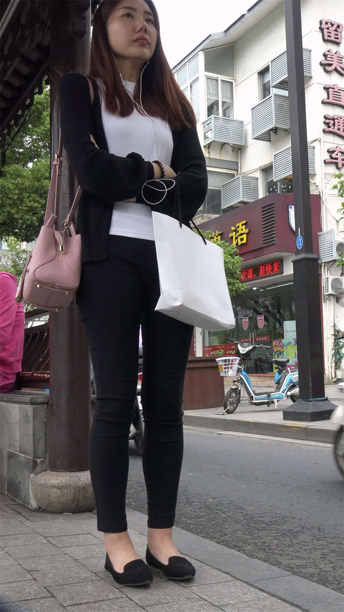 逛街的气质美女-日更街拍