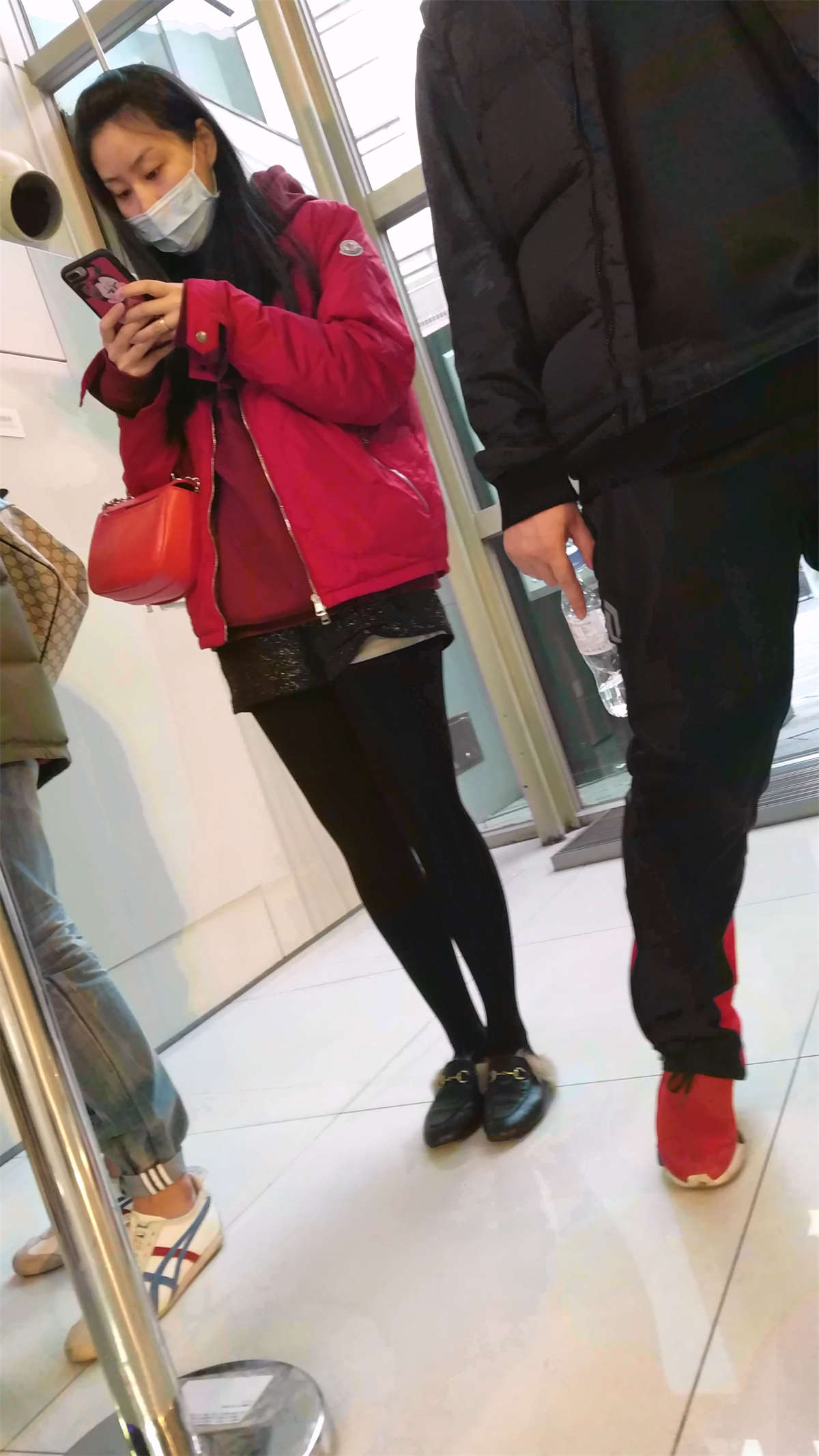 黑色打底丝袜短裤长腿美眉-日更街拍