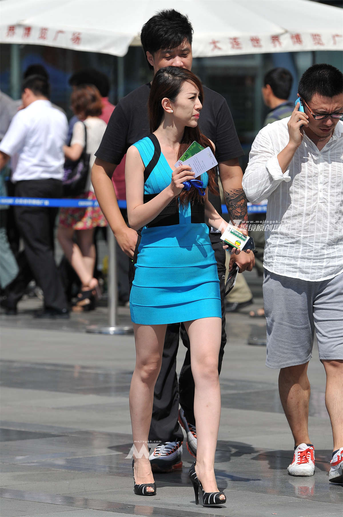 蓝色紧身短裙 丰胸诱惑-日更街拍