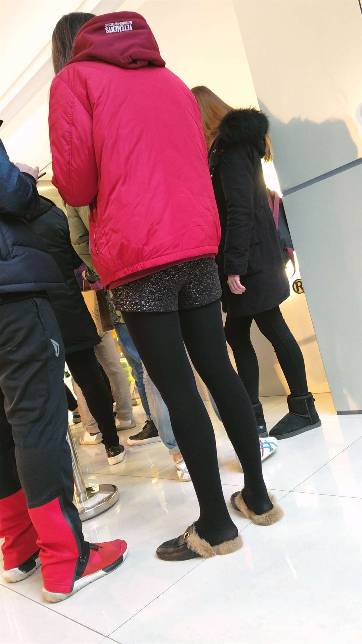 图片[2]-黑色打底丝袜短裤长腿美眉-日更街拍