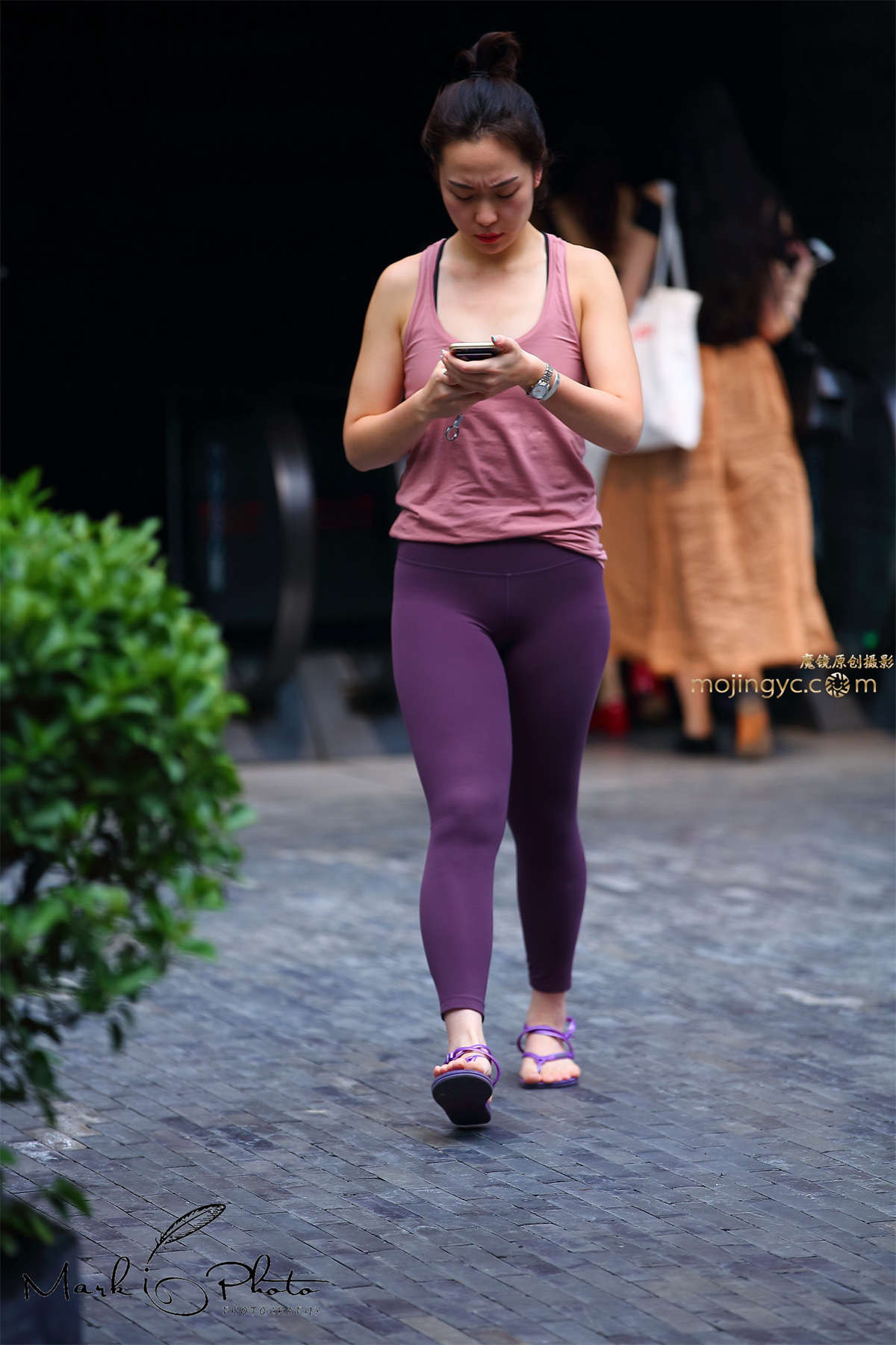 紫色瑜伽裤小背心-日更街拍