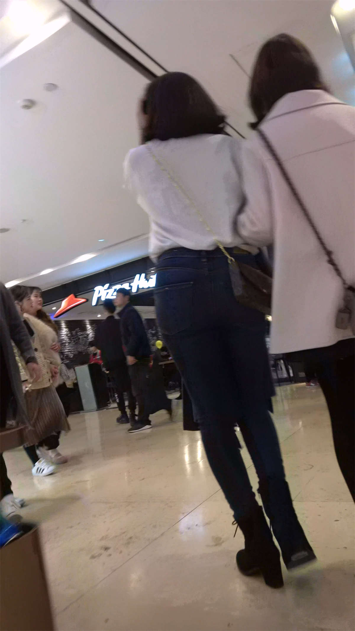 图片[2]-两位不错的紧身牛仔MM逛商场-日更街拍