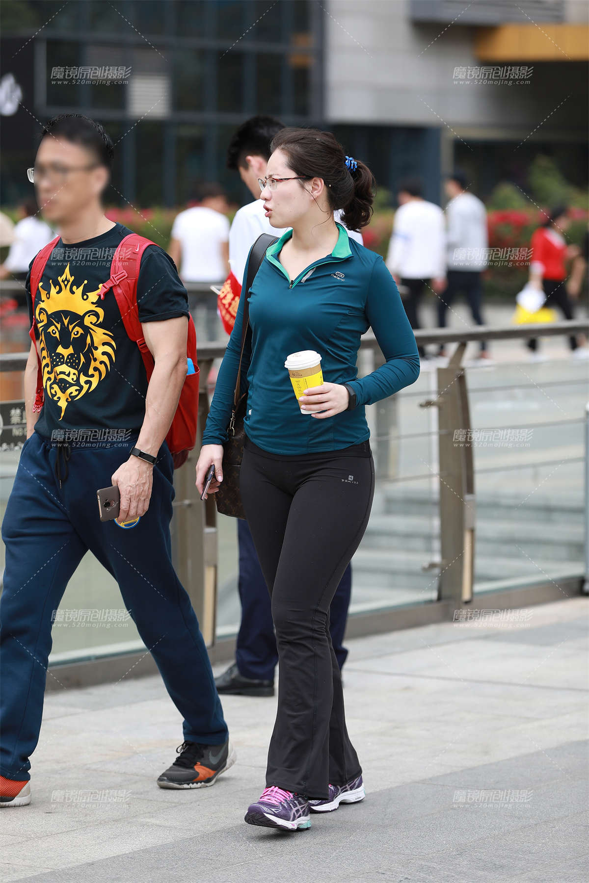 黑色紧身裤，圆润翘臀__-日更街拍