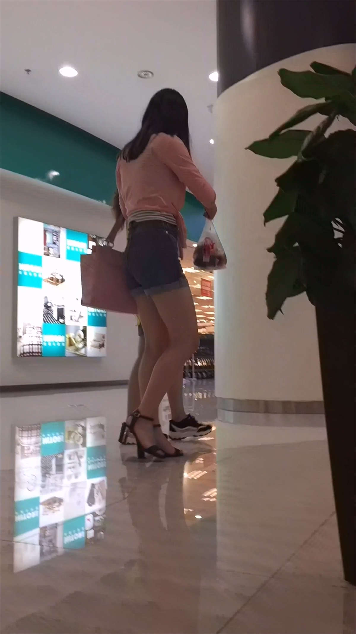 超性感高腰热裤粉衣漂亮女神-日更街拍