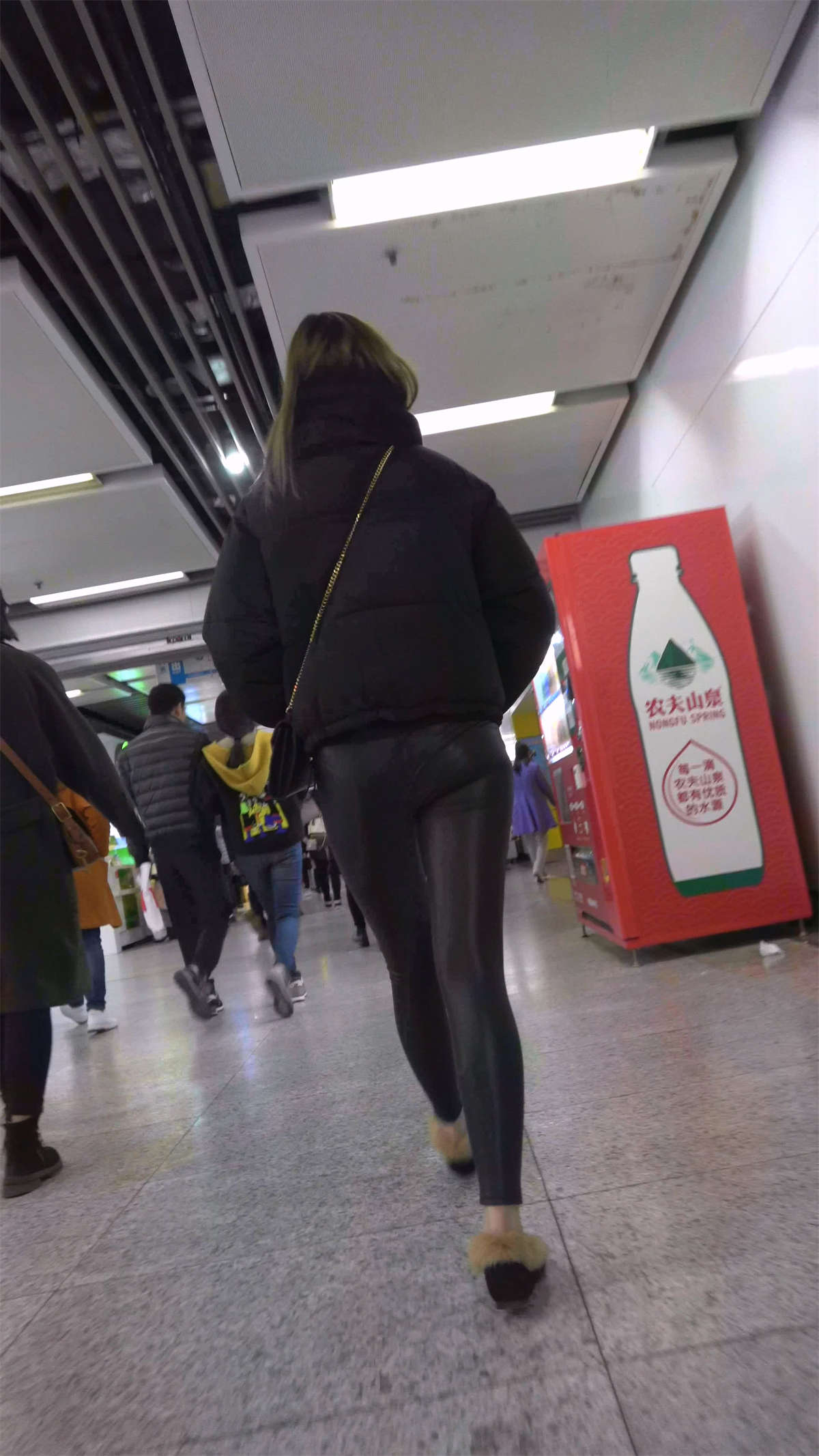 图片[2]-光滑皮裤美女-日更街拍