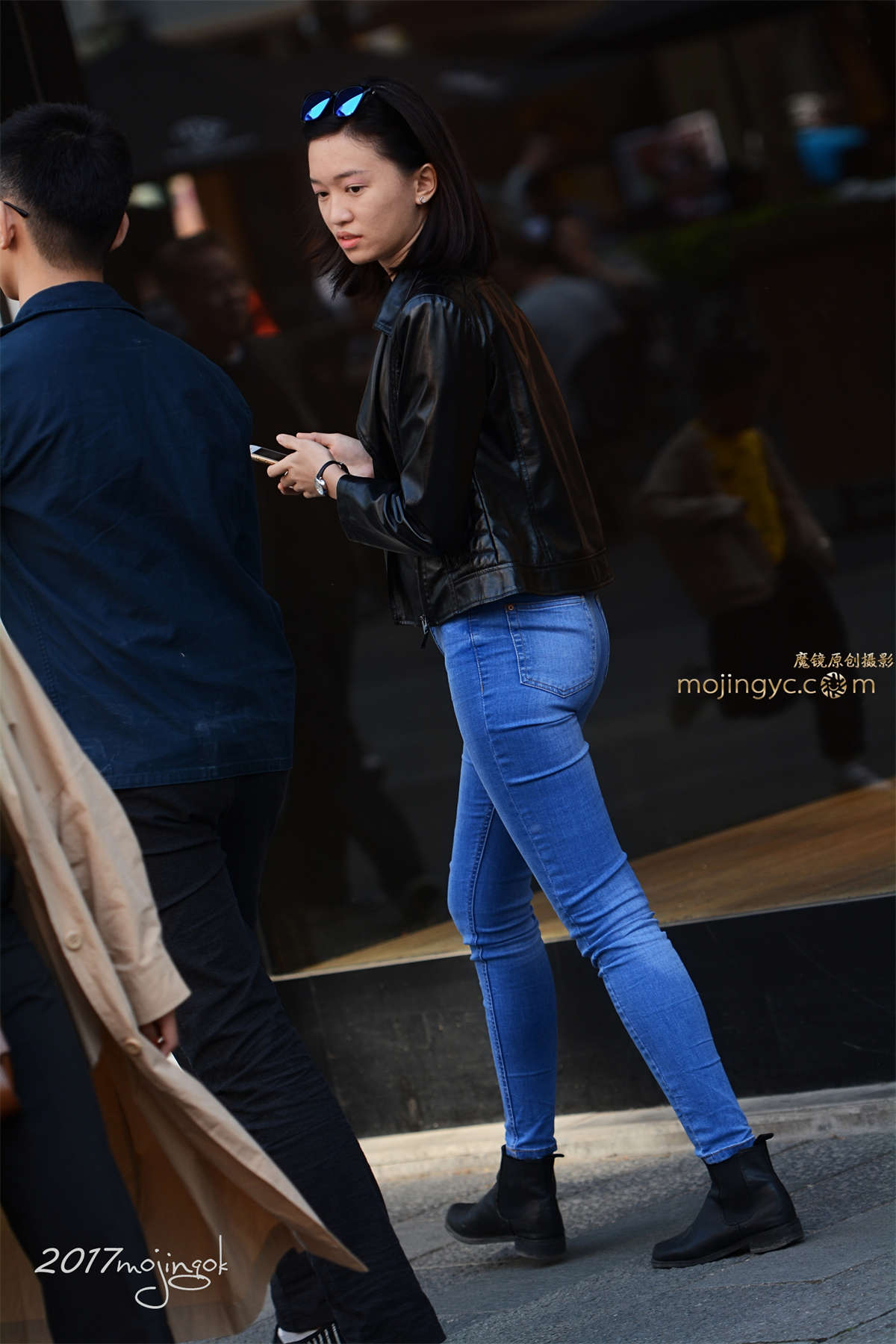 咔喳赛43 牛仔紧身身材不错（14p）-日更街拍