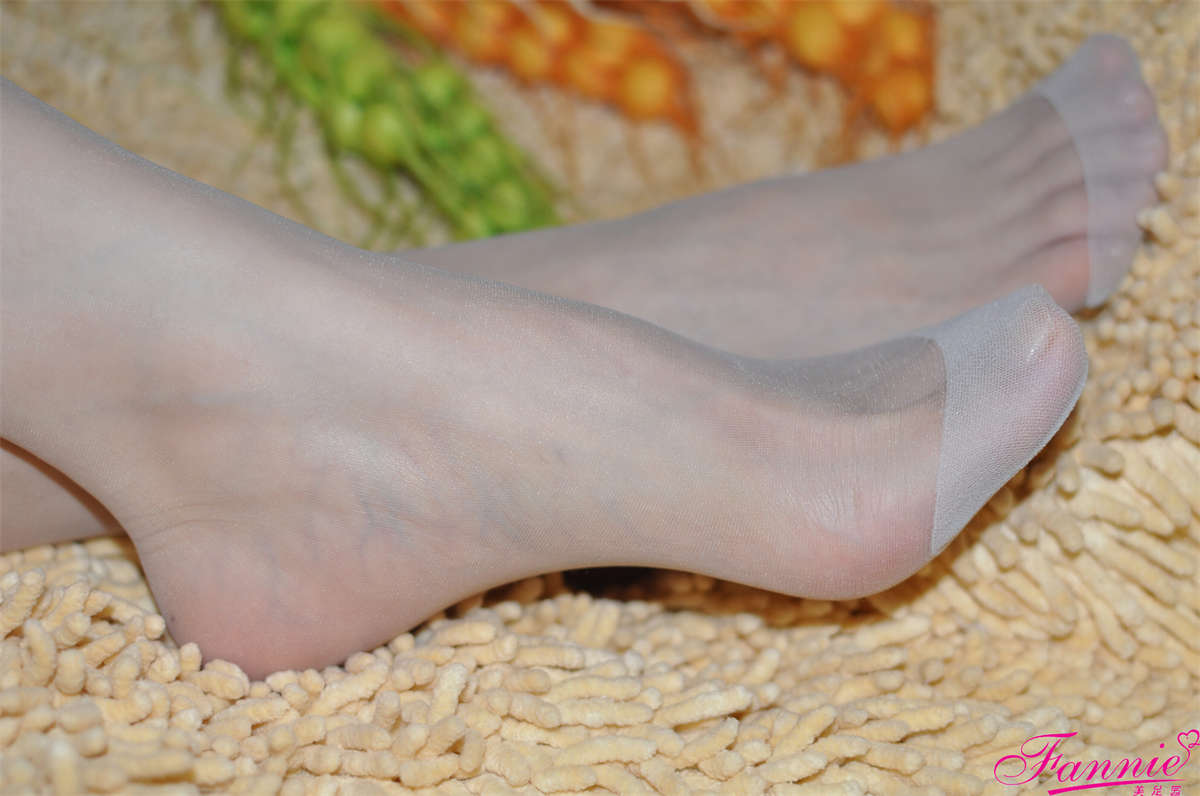 Fannie芬妮美足园NO.342 夏日柔情（灰白色长筒丝）-日更街拍