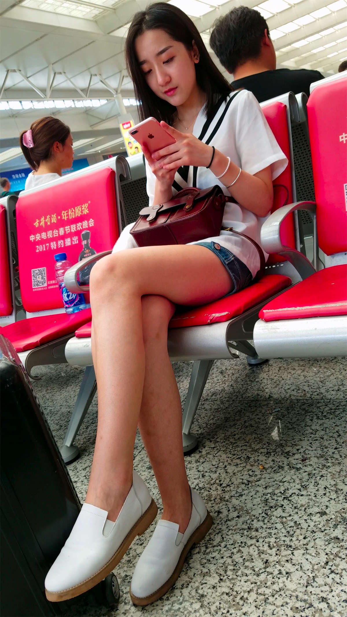 蓝色牛仔小短裤长发清纯漂亮美女极品长腿-日更街拍