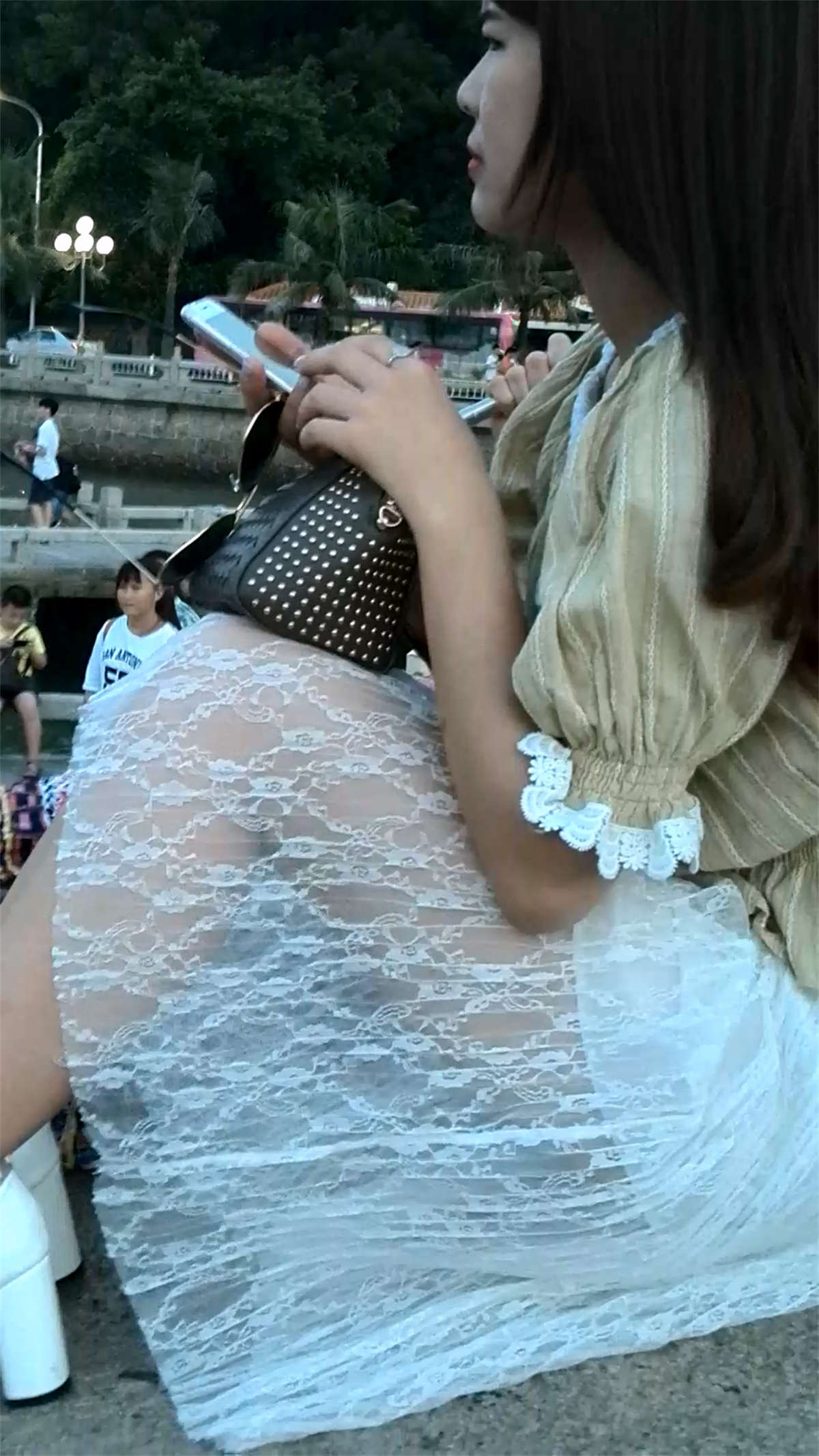 图片[2]-坐姿优雅的美女-日更街拍