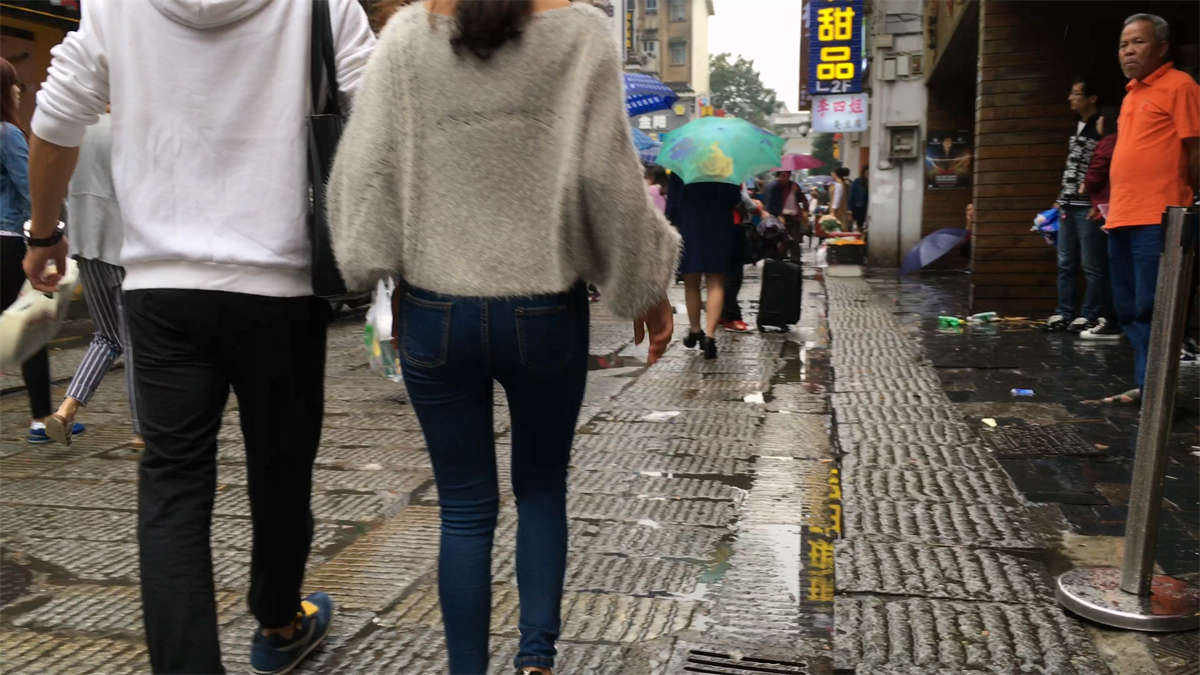超级蓝牛MM紧绷得令人窒息的美臀-日更街拍