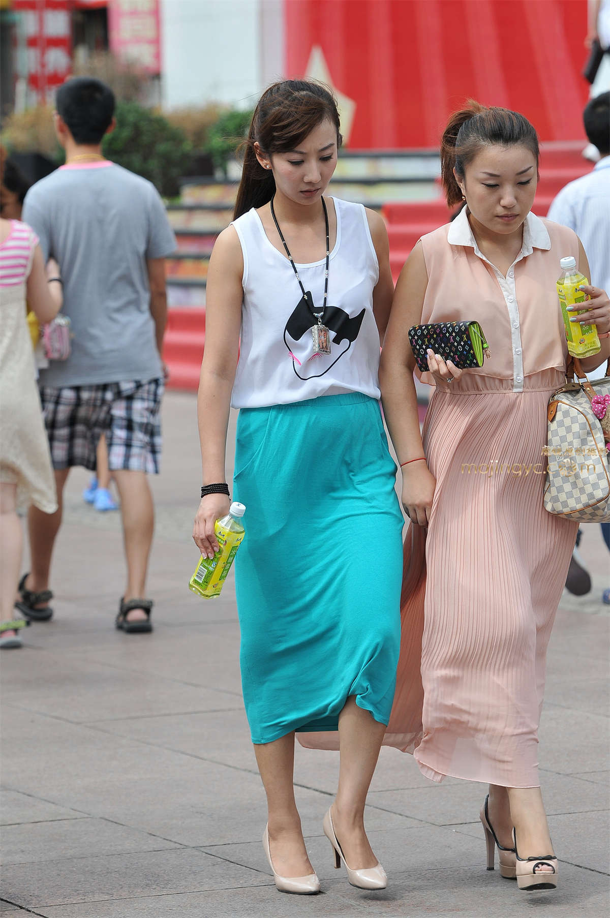 蓝色贴身长裙 内痕明显-日更街拍