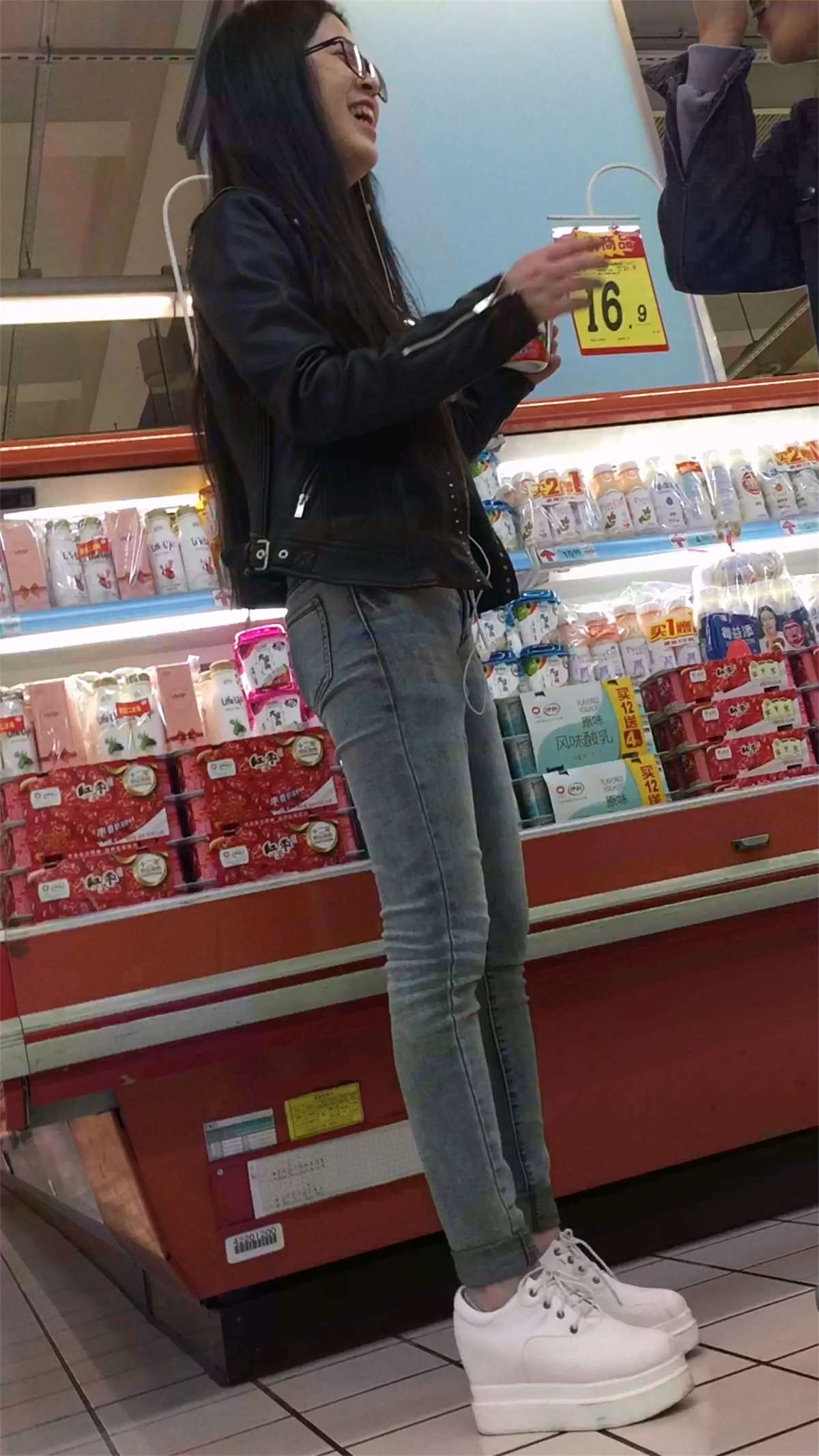 逛超市的紧身灰牛漂亮小姐姐-日更街拍